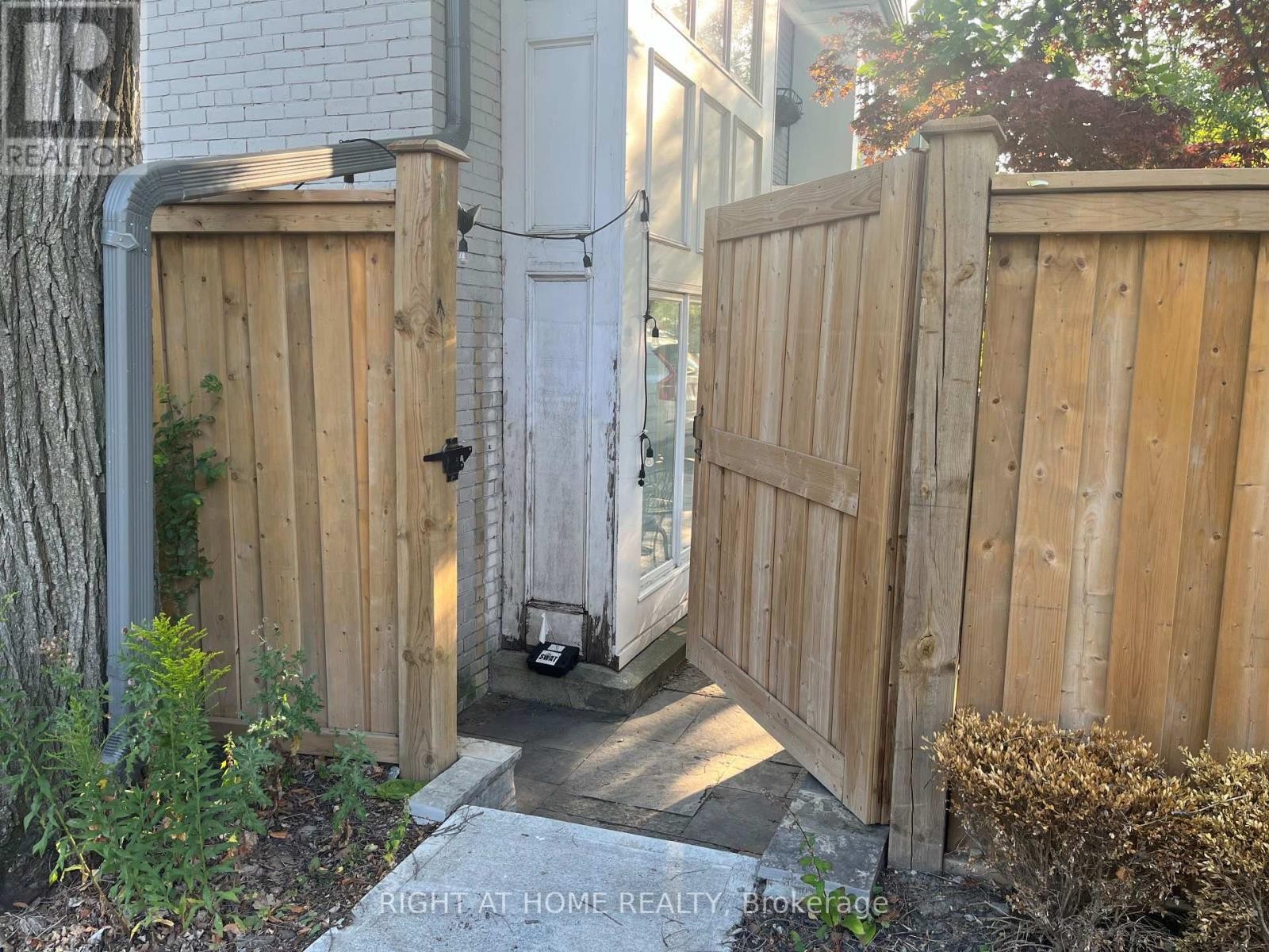 












33 GLENGOWAN ROAD

,
Toronto (Lawrence Park South),




Ontario
M4N1E9

