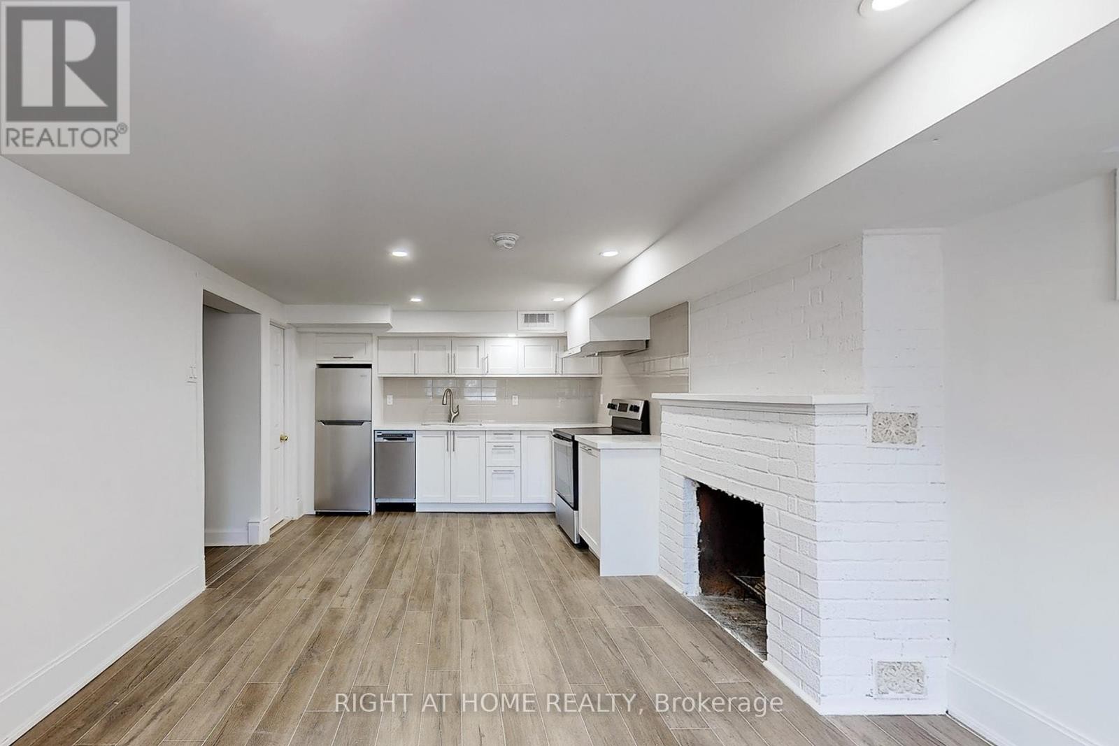 












33 GLENGOWAN ROAD

,
Toronto (Lawrence Park South),




Ontario
M4N1E9

