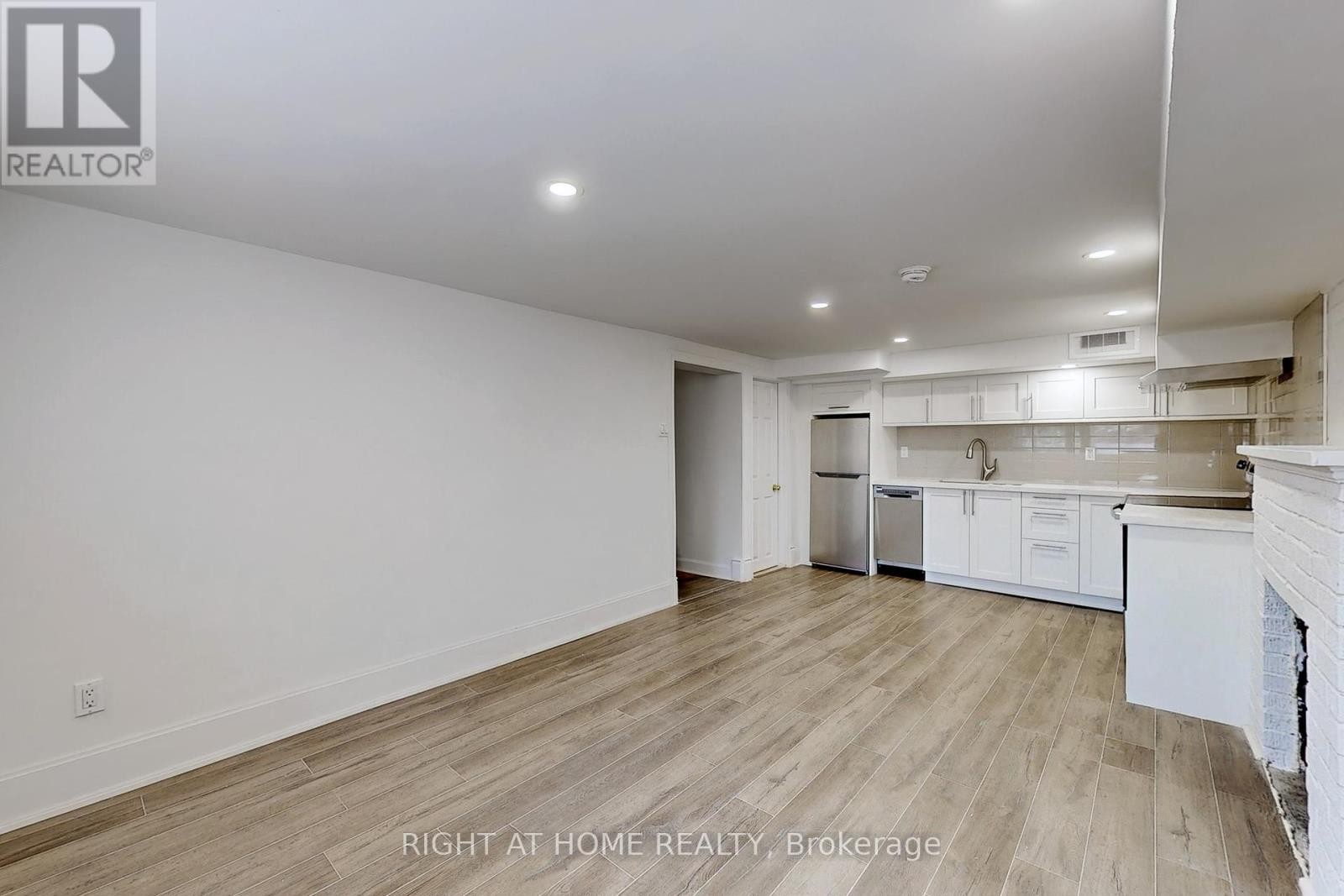 












33 GLENGOWAN ROAD

,
Toronto (Lawrence Park South),




Ontario
M4N1E9

