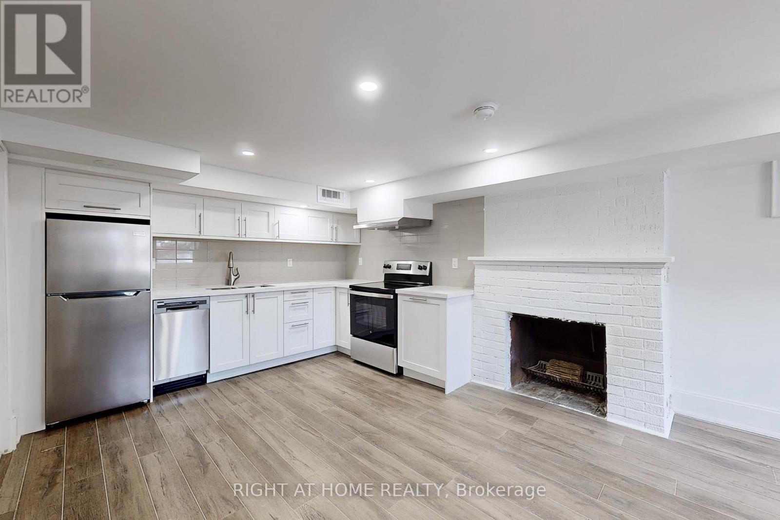












33 GLENGOWAN ROAD

,
Toronto (Lawrence Park South),




Ontario
M4N1E9

