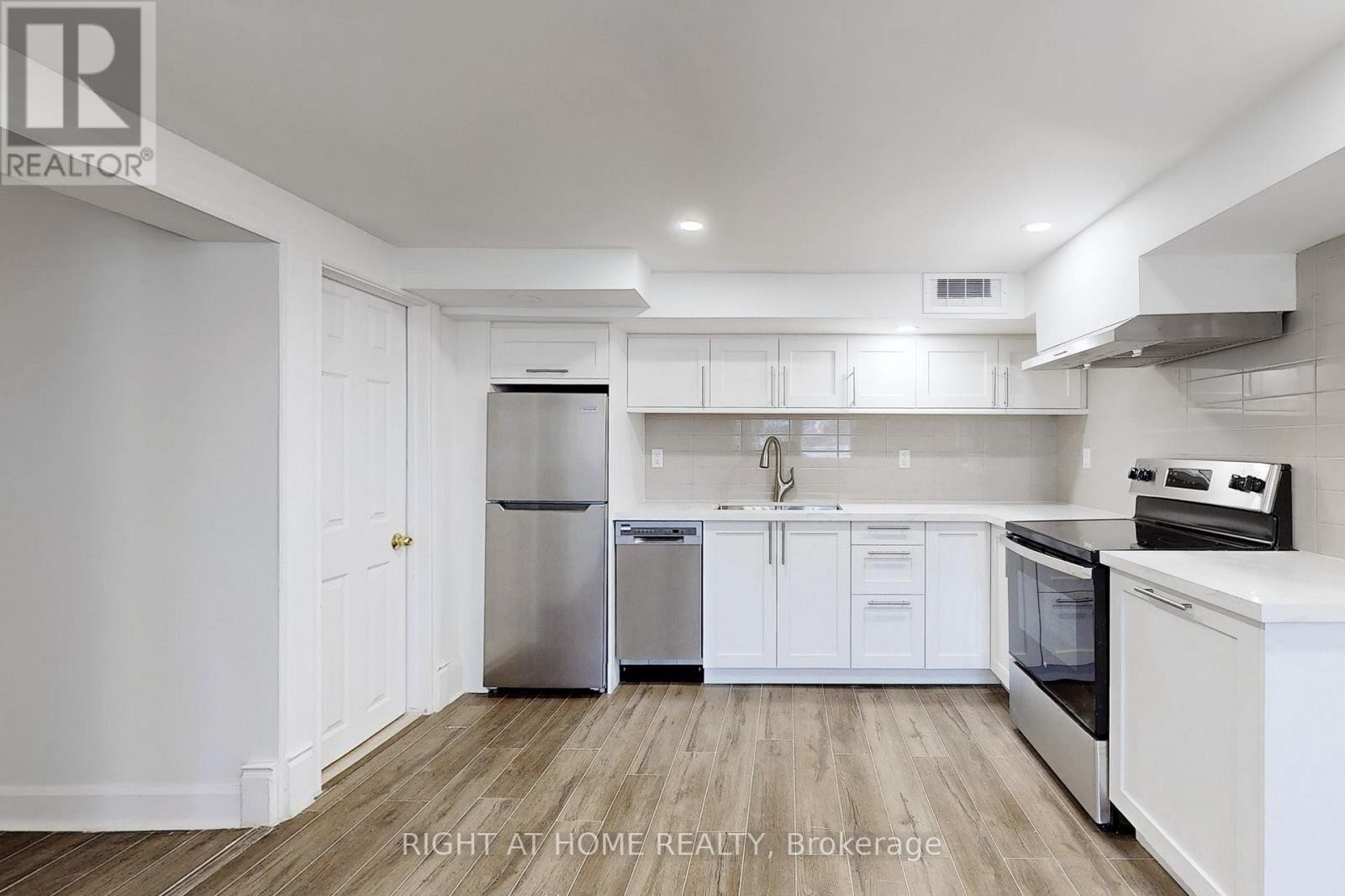 












33 GLENGOWAN ROAD

,
Toronto (Lawrence Park South),




Ontario
M4N1E9

