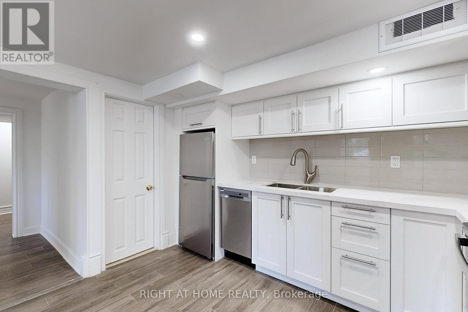 












33 GLENGOWAN ROAD

,
Toronto (Lawrence Park South),




Ontario
M4N1E9


