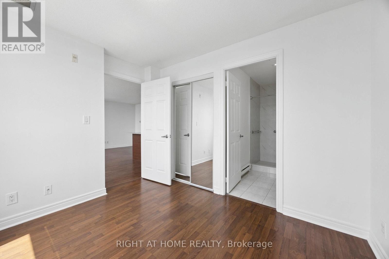 












1203 - 225 WELLESLEY STREET E

,
Toronto (Cabbagetown-South St. James Town),




Ontario
M4X1X8

