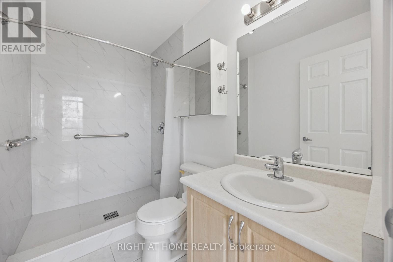 












1203 - 225 WELLESLEY STREET E

,
Toronto (Cabbagetown-South St. James Town),




Ontario
M4X1X8

