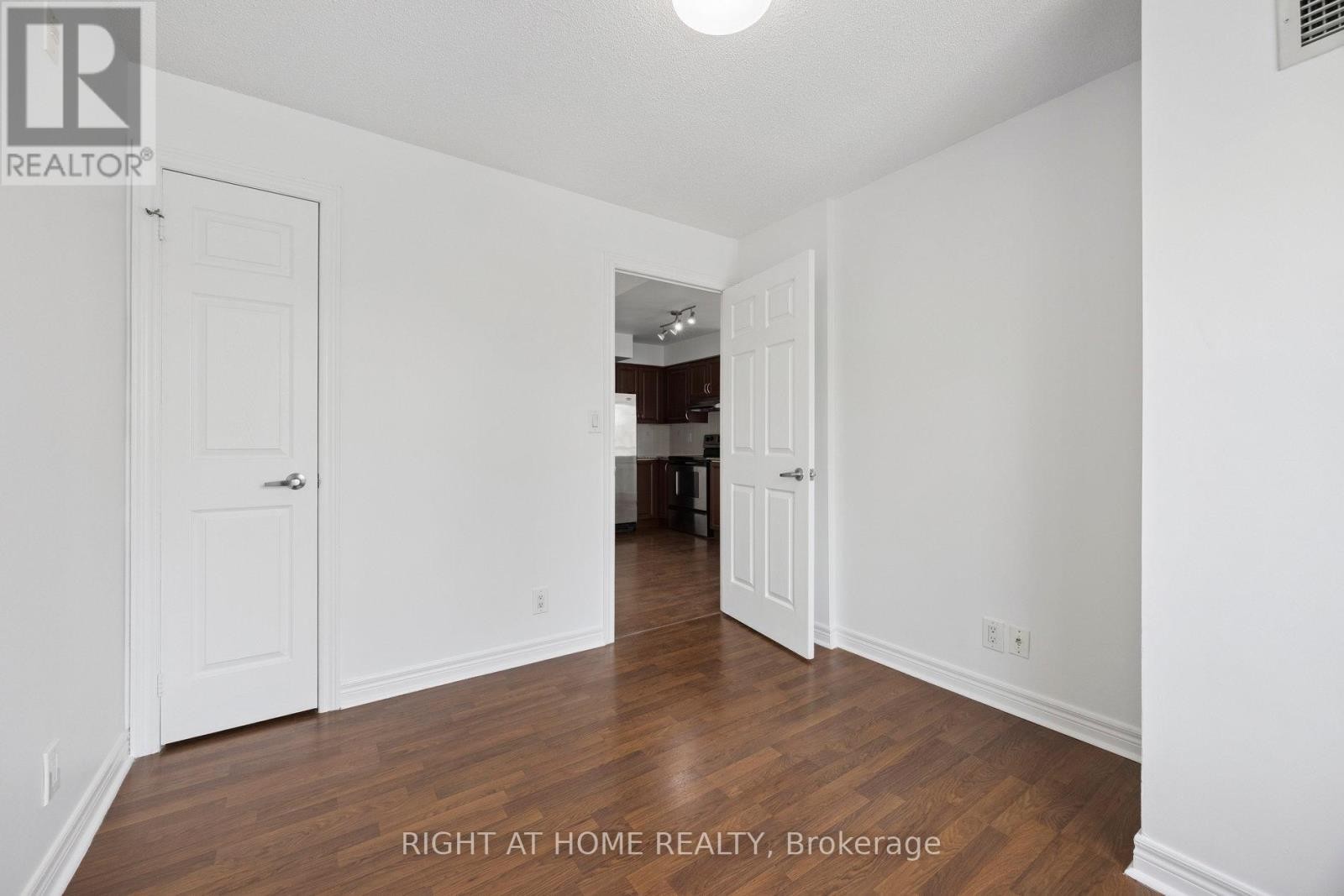 












1203 - 225 WELLESLEY STREET E

,
Toronto (Cabbagetown-South St. James Town),




Ontario
M4X1X8

