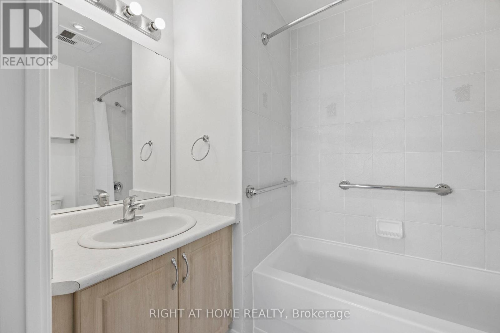 












1203 - 225 WELLESLEY STREET E

,
Toronto (Cabbagetown-South St. James Town),




Ontario
M4X1X8

