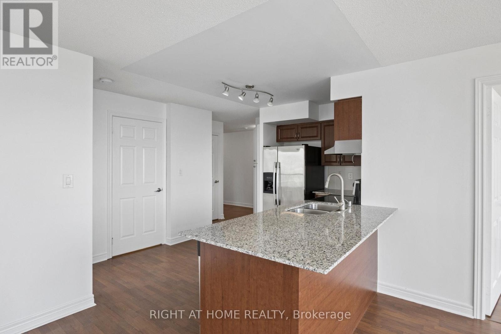 












1203 - 225 WELLESLEY STREET E

,
Toronto (Cabbagetown-South St. James Town),




Ontario
M4X1X8

