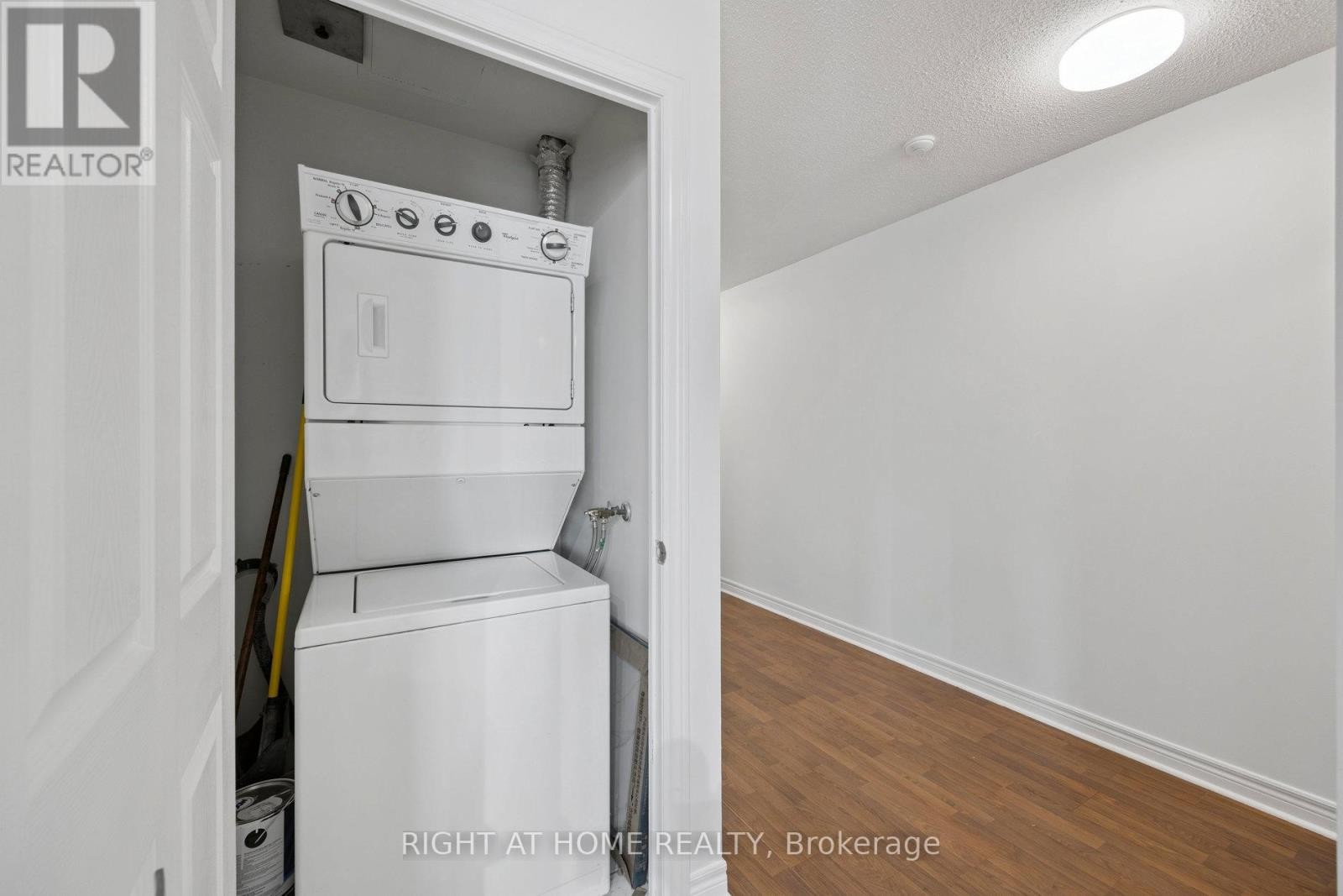 












1203 - 225 WELLESLEY STREET E

,
Toronto (Cabbagetown-South St. James Town),




Ontario
M4X1X8


