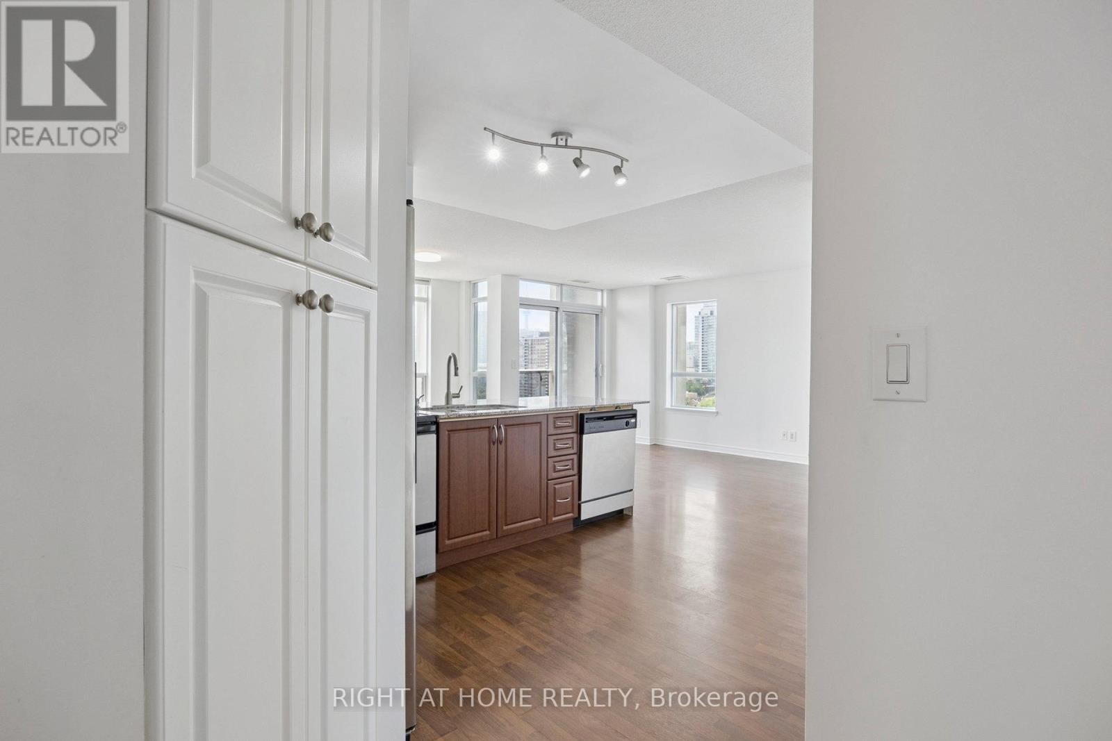 












1203 - 225 WELLESLEY STREET E

,
Toronto (Cabbagetown-South St. James Town),




Ontario
M4X1X8

