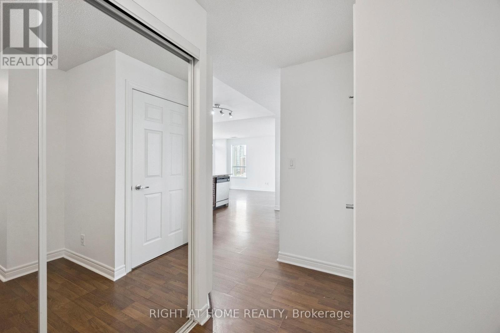 












1203 - 225 WELLESLEY STREET E

,
Toronto (Cabbagetown-South St. James Town),




Ontario
M4X1X8


