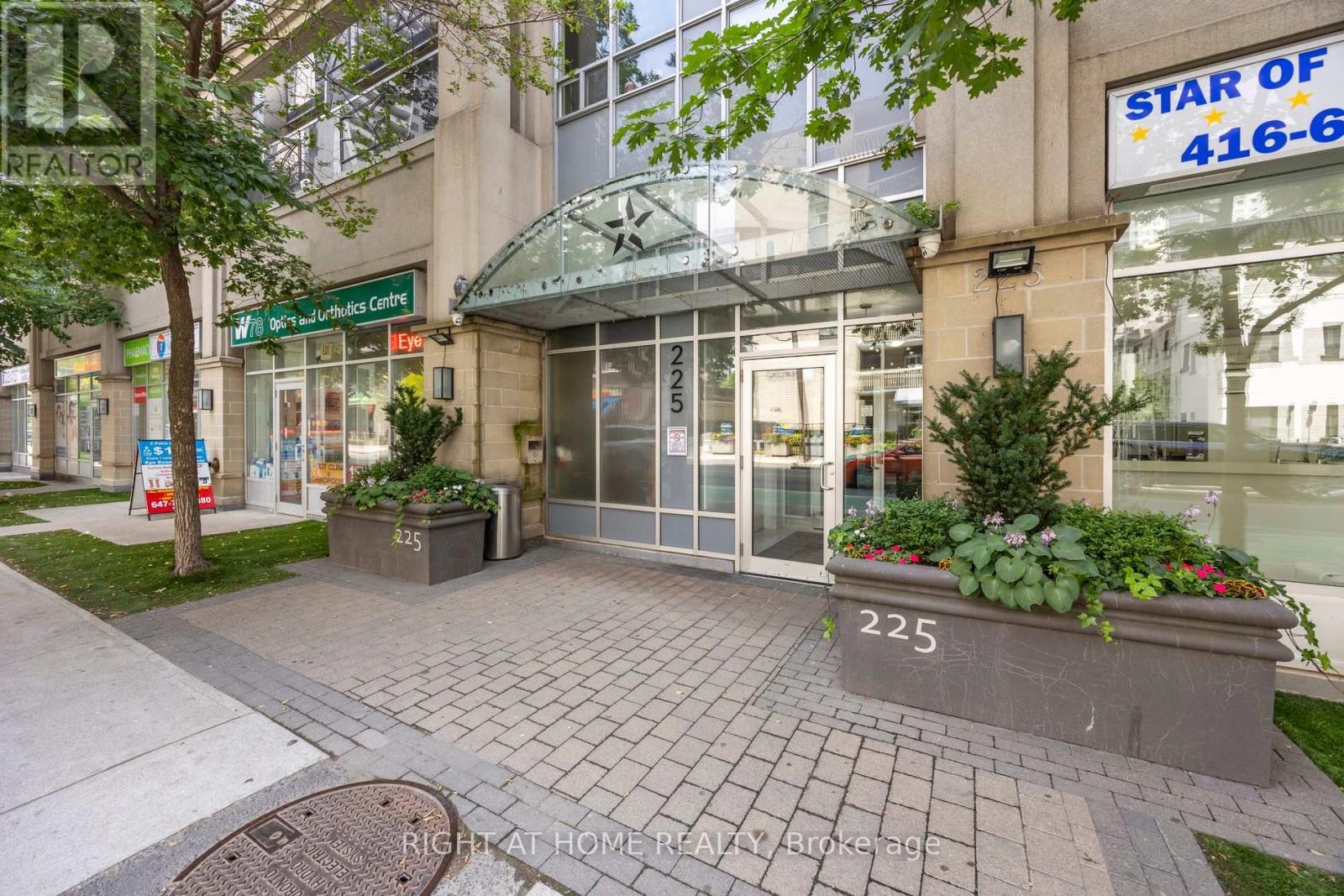 












1203 - 225 WELLESLEY STREET E

,
Toronto (Cabbagetown-South St. James Town),




Ontario
M4X1X8

