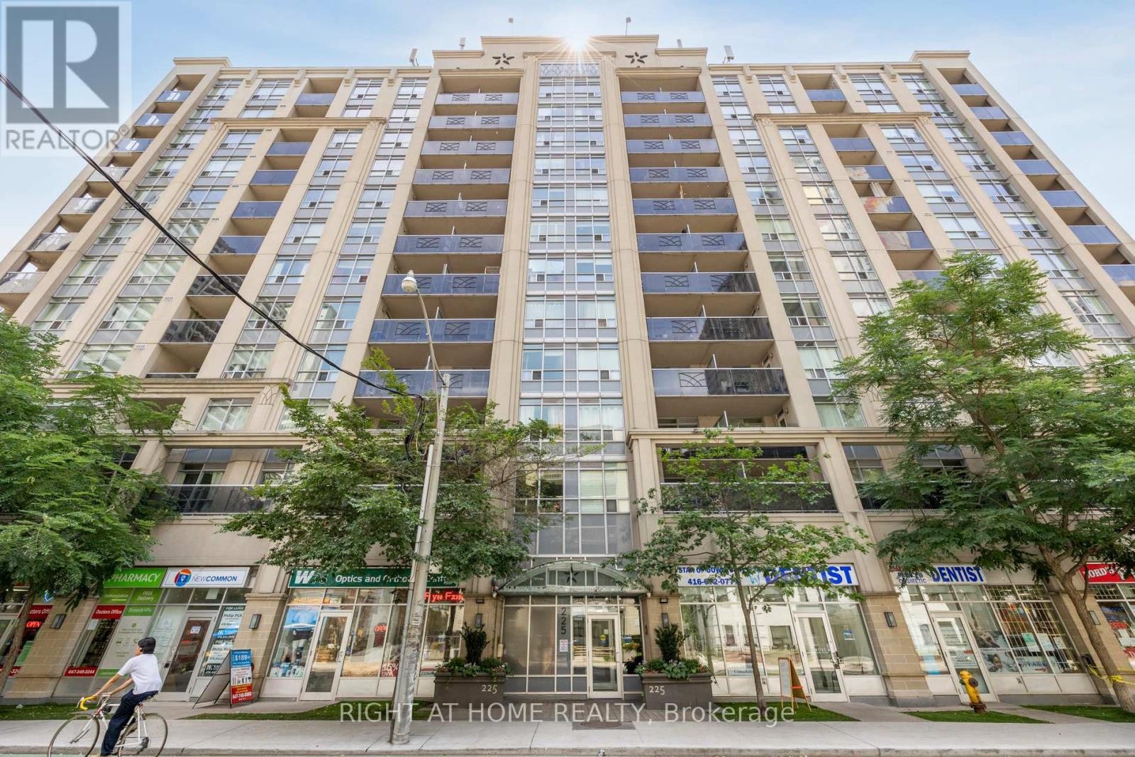 












1203 - 225 WELLESLEY STREET E

,
Toronto (Cabbagetown-South St. James Town),




Ontario
M4X1X8

