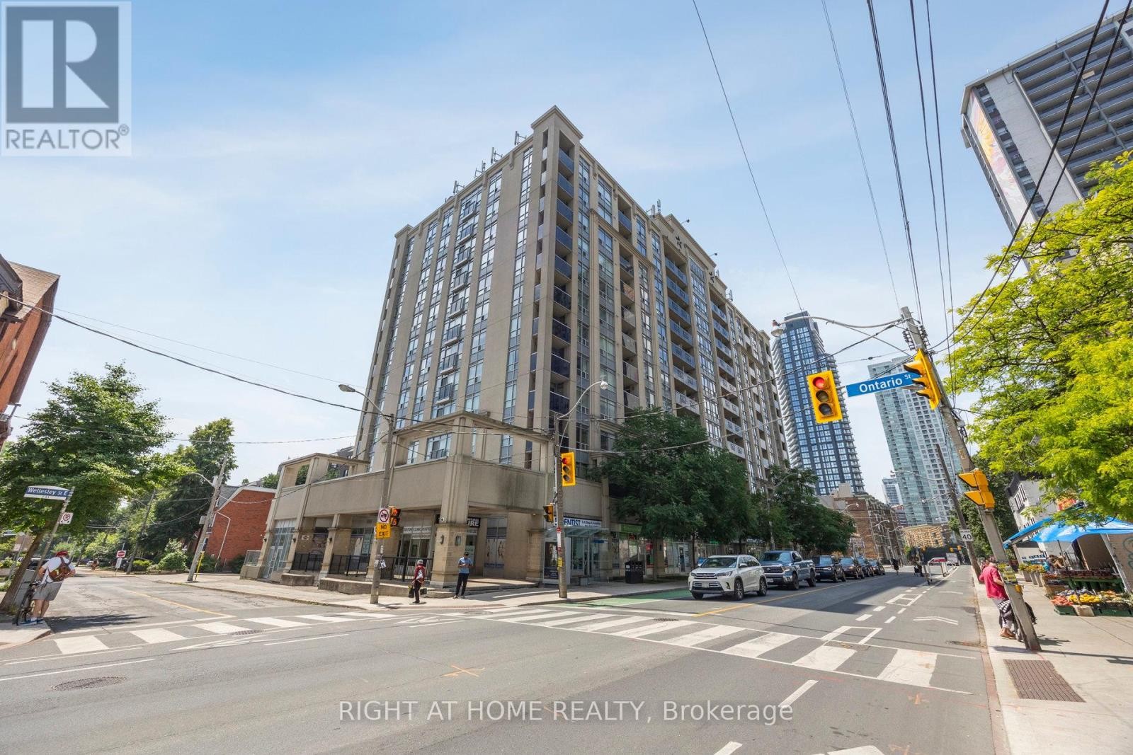












1203 - 225 WELLESLEY STREET E

,
Toronto (Cabbagetown-South St. James Town),




Ontario
M4X1X8

