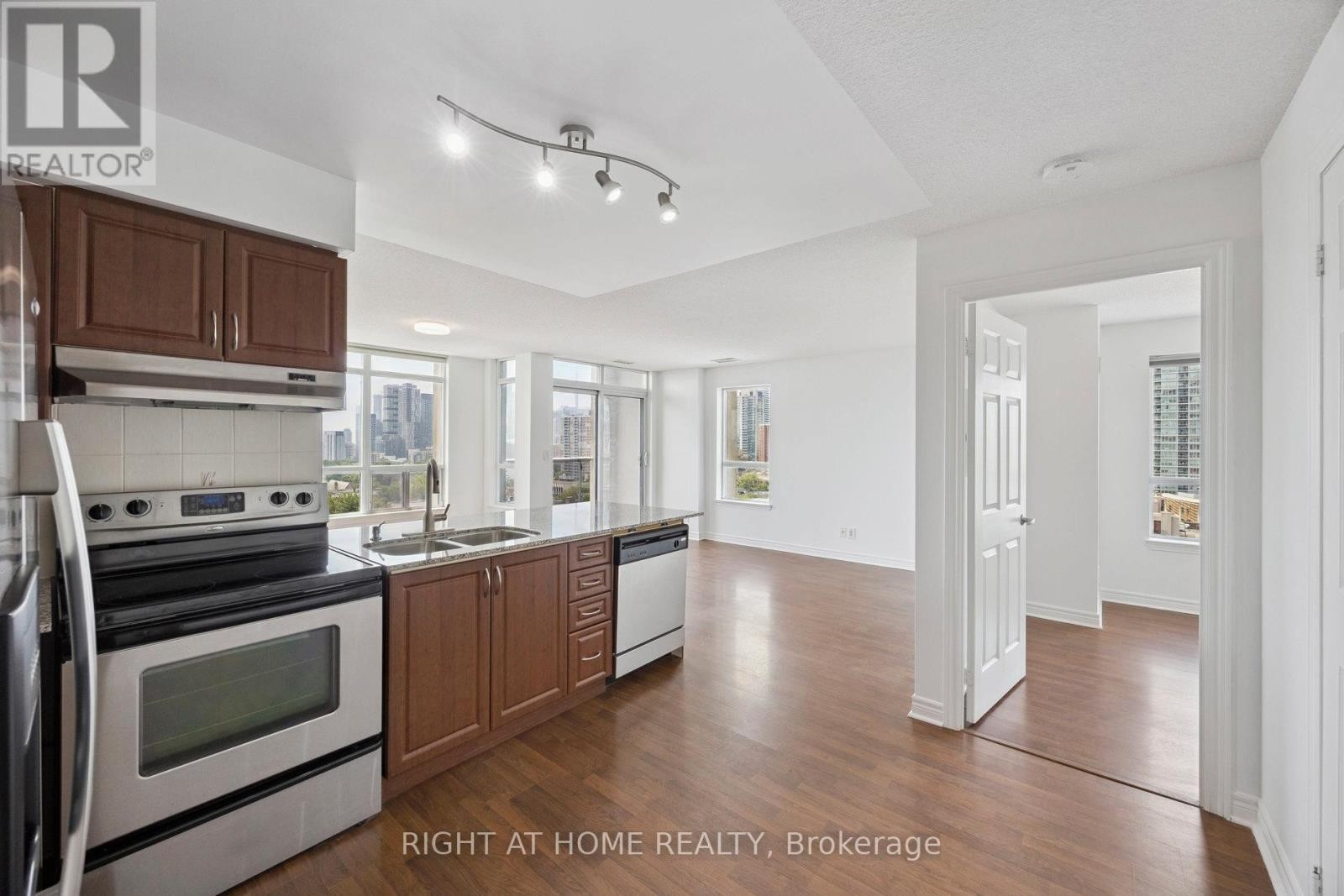 












1203 - 225 WELLESLEY STREET E

,
Toronto (Cabbagetown-South St. James Town),




Ontario
M4X1X8

