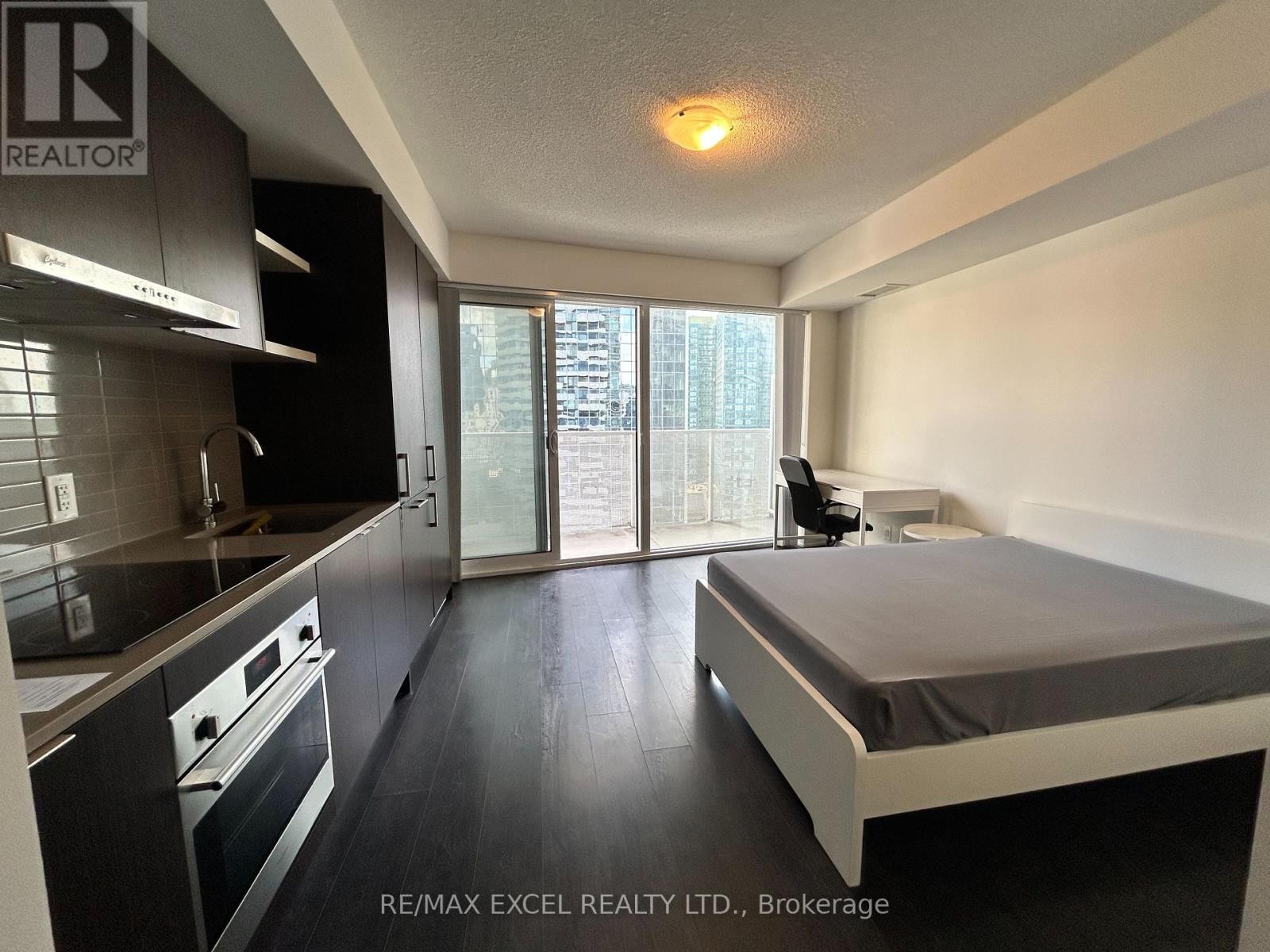 












2008 - 100 HARBOUR STREET

,
Toronto (Waterfront Communities),




Ontario
M5J0B5

