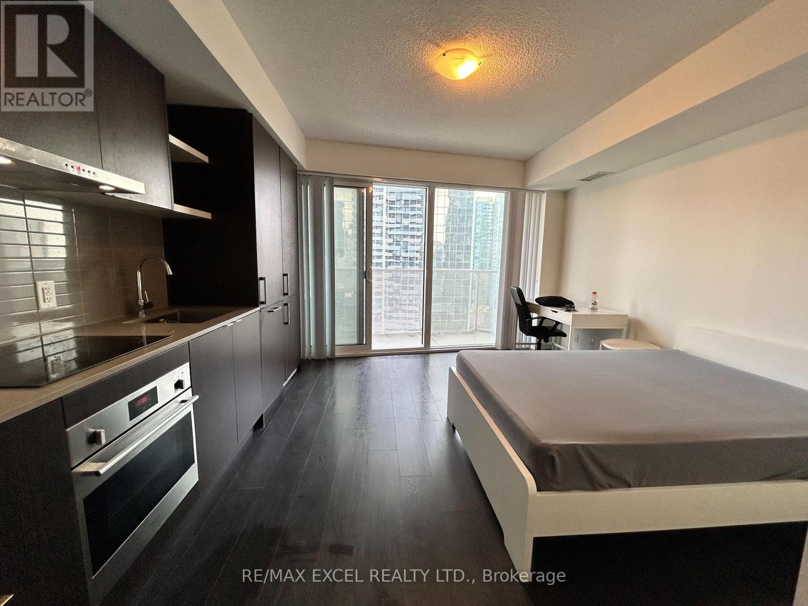 












2008 - 100 HARBOUR STREET

,
Toronto (Waterfront Communities),




Ontario
M5J0B5


