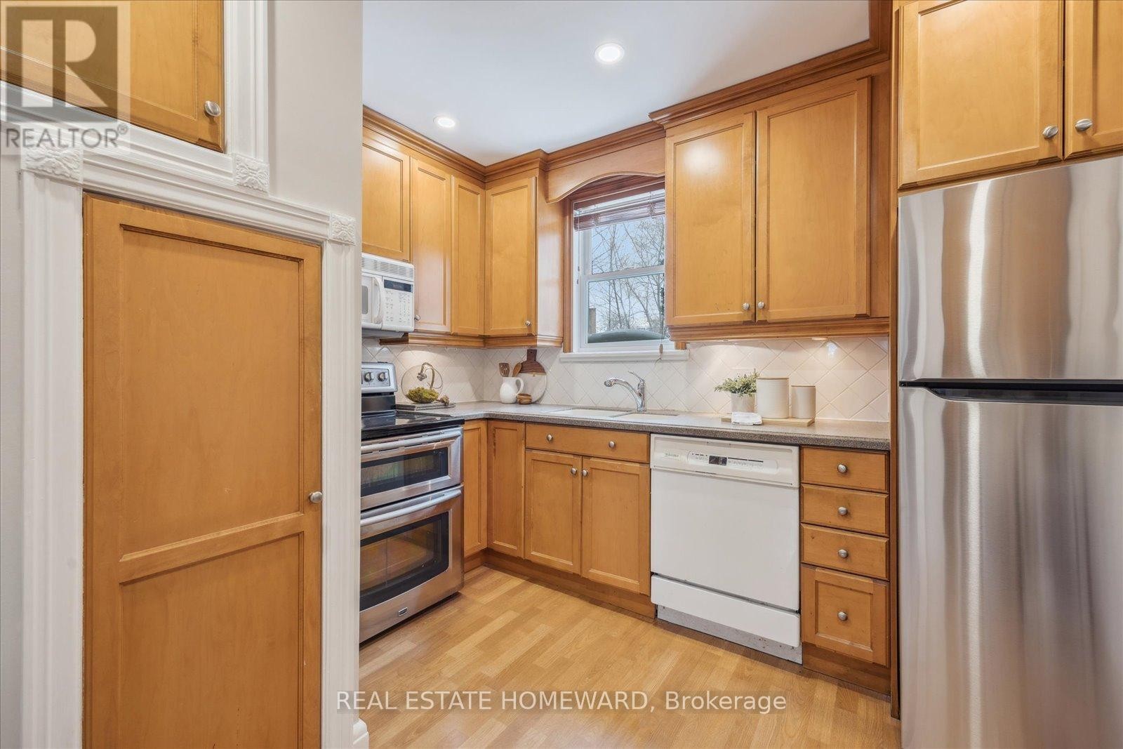 












51 EDGECOMBE AVENUE

,
Toronto (Bedford Park-Nortown),




Ontario
M5N2X4

