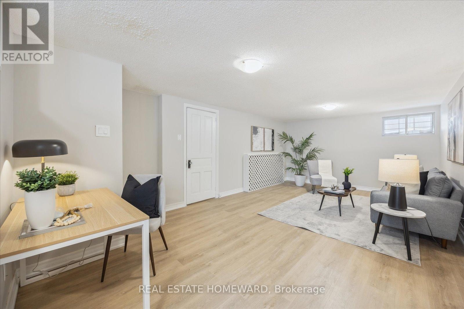 












51 EDGECOMBE AVENUE

,
Toronto (Bedford Park-Nortown),




Ontario
M5N2X4

