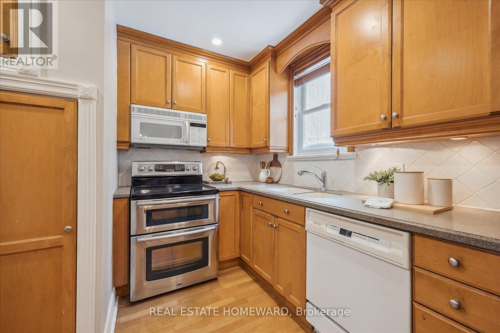 












51 EDGECOMBE AVENUE

,
Toronto (Bedford Park-Nortown),




Ontario
M5N2X4

