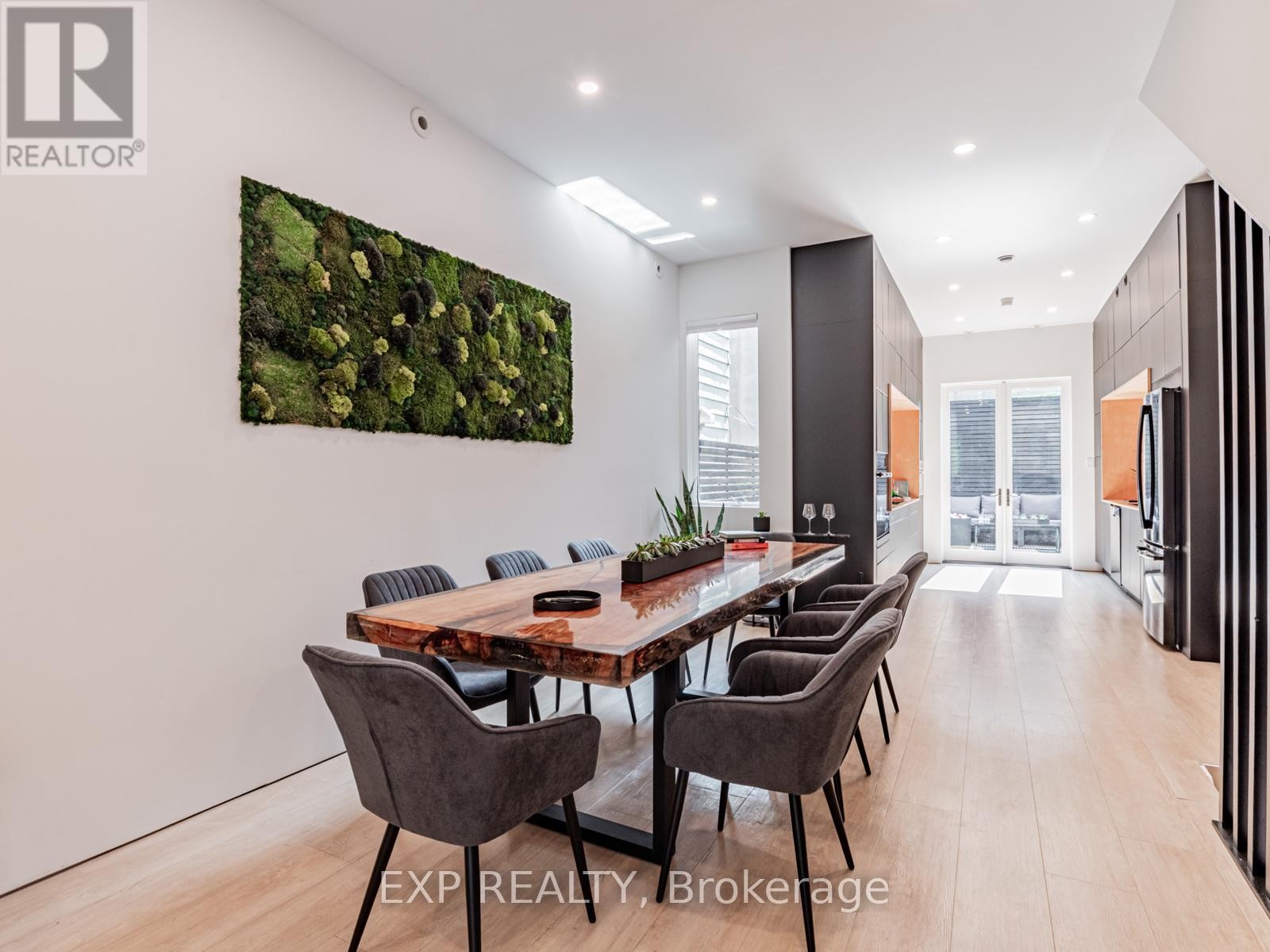 












44 MASSEY STREET

,
Toronto (Niagara),




Ontario
M6J2T4

