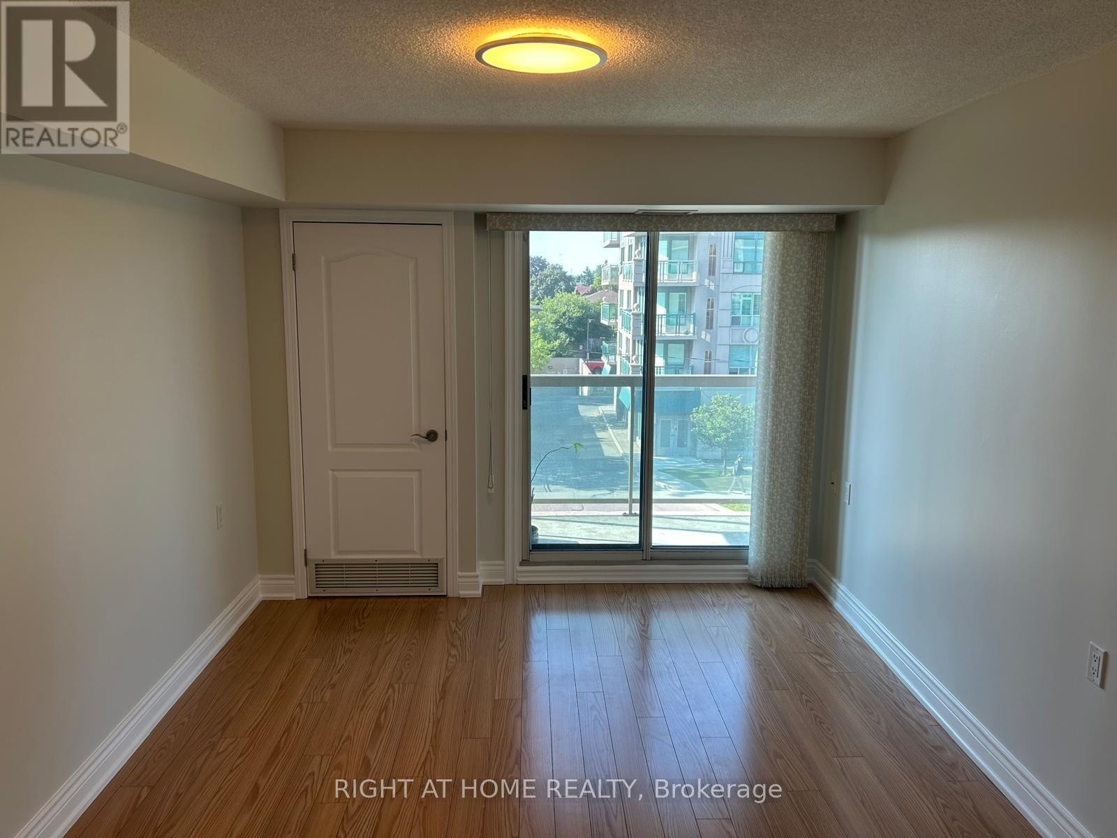 












310 - 935 SHEPPARD AVENUE W

,
Toronto (Clanton Park),




Ontario
M3H2T7

