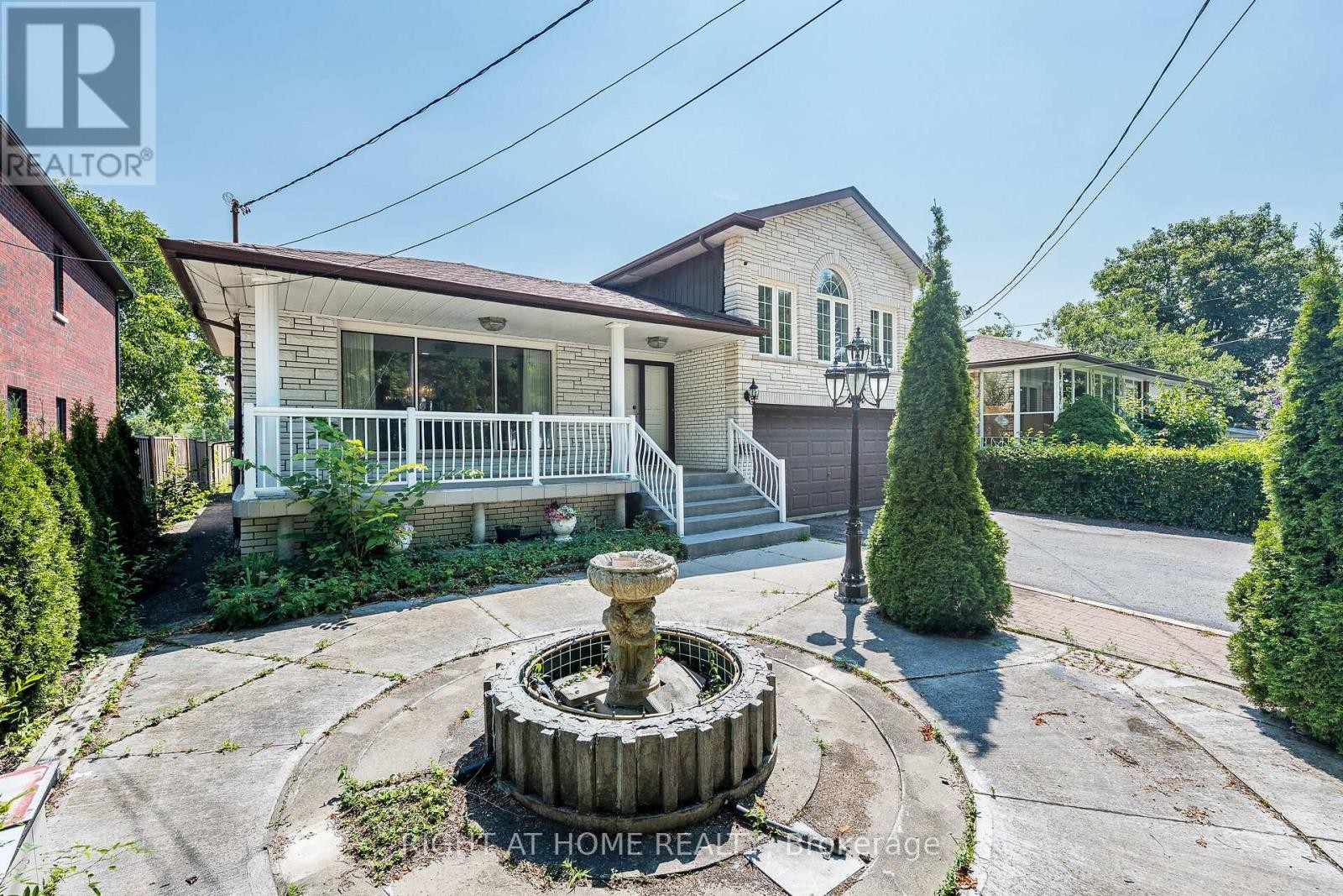 












233 FAYWOOD BOULEVARD

,
Toronto (Clanton Park),




Ontario
M3H2Y3

