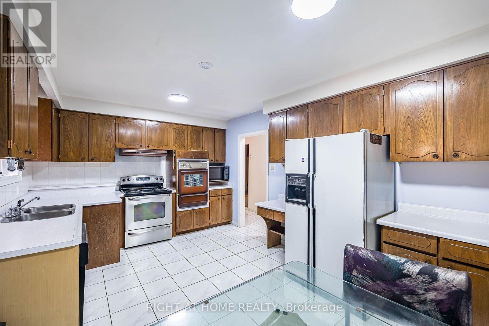 












233 FAYWOOD BOULEVARD

,
Toronto (Clanton Park),




Ontario
M3H2Y3


