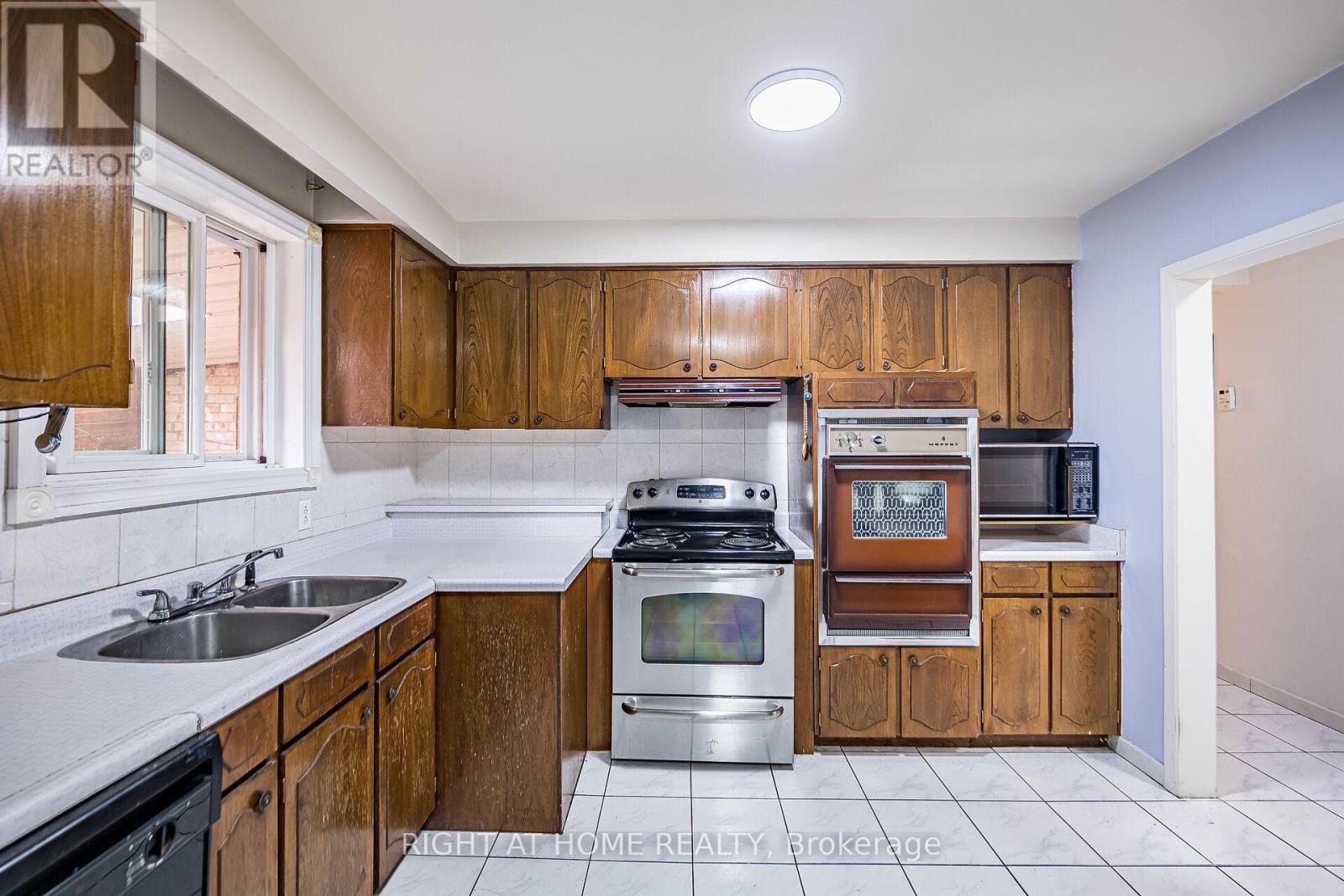 












233 FAYWOOD BOULEVARD

,
Toronto (Clanton Park),




Ontario
M3H2Y3

