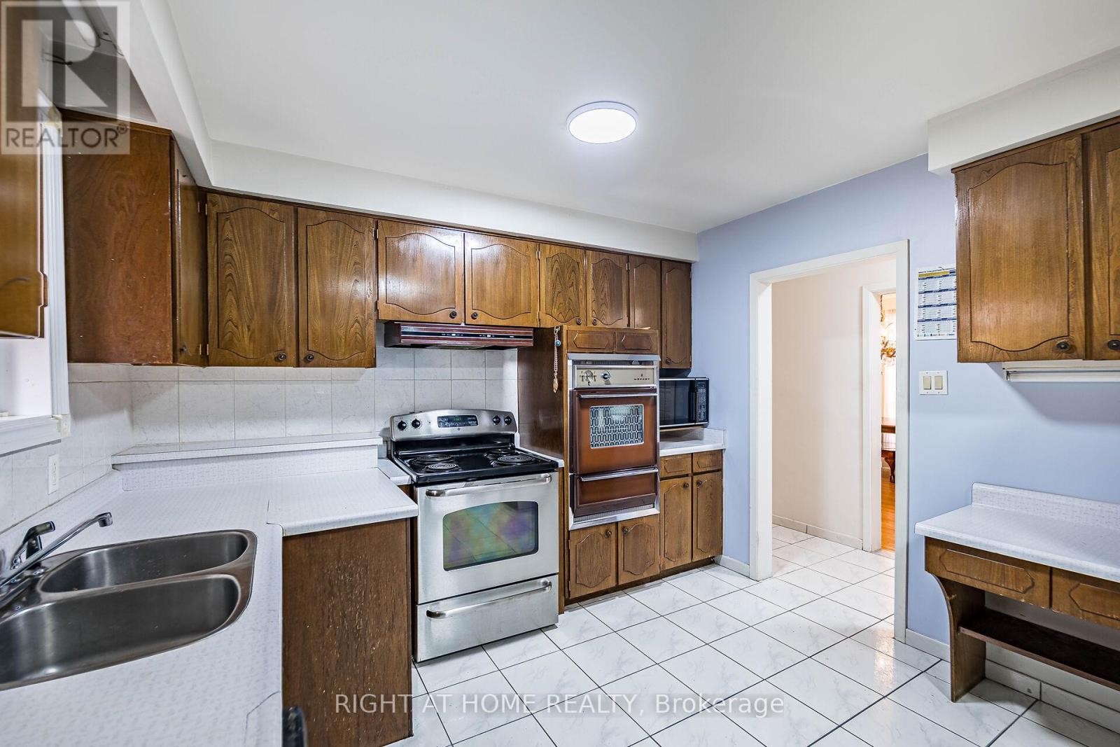 












233 FAYWOOD BOULEVARD

,
Toronto (Clanton Park),




Ontario
M3H2Y3

