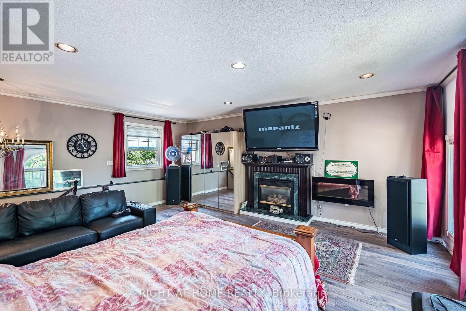 












233 FAYWOOD BOULEVARD

,
Toronto (Clanton Park),




Ontario
M3H2Y3

