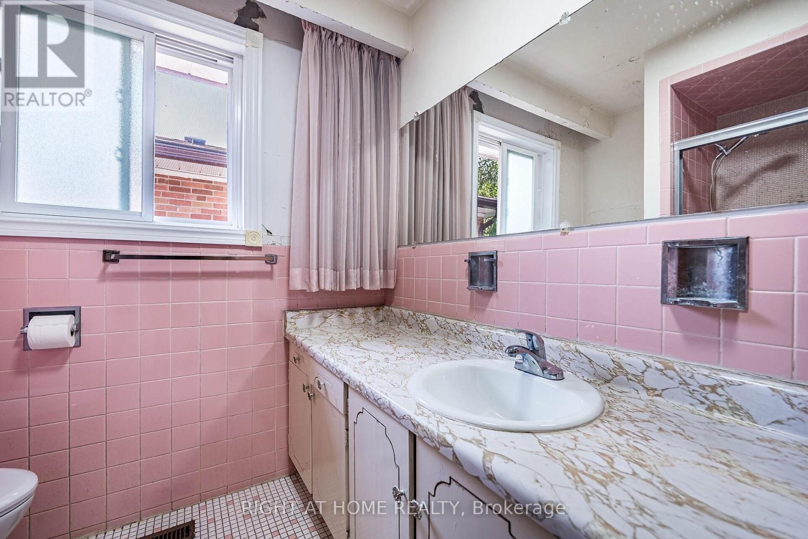 












233 FAYWOOD BOULEVARD

,
Toronto (Clanton Park),




Ontario
M3H2Y3

