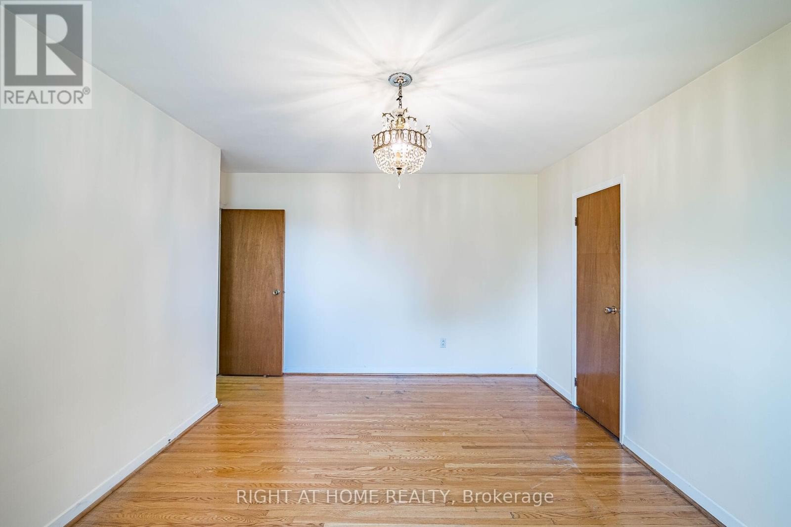 












233 FAYWOOD BOULEVARD

,
Toronto (Clanton Park),




Ontario
M3H2Y3

