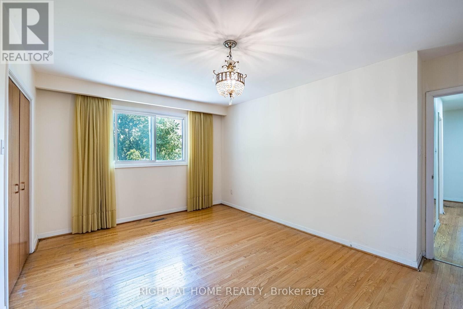 












233 FAYWOOD BOULEVARD

,
Toronto (Clanton Park),




Ontario
M3H2Y3

