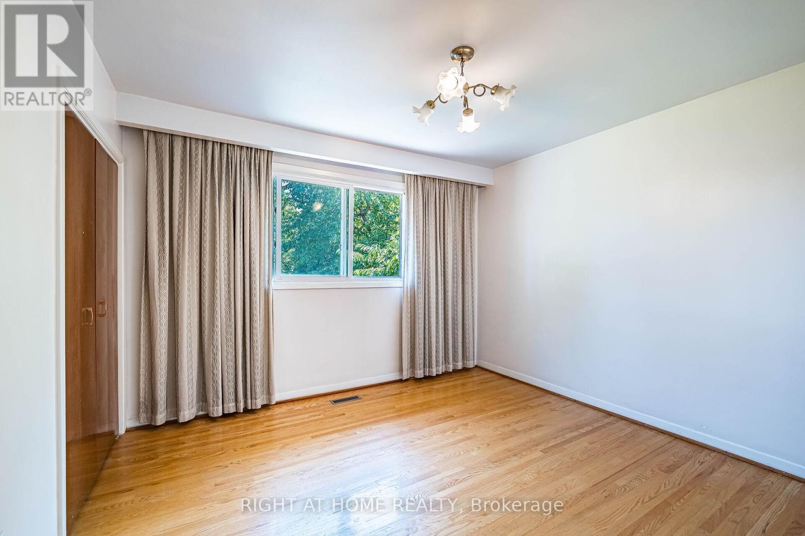 












233 FAYWOOD BOULEVARD

,
Toronto (Clanton Park),




Ontario
M3H2Y3

