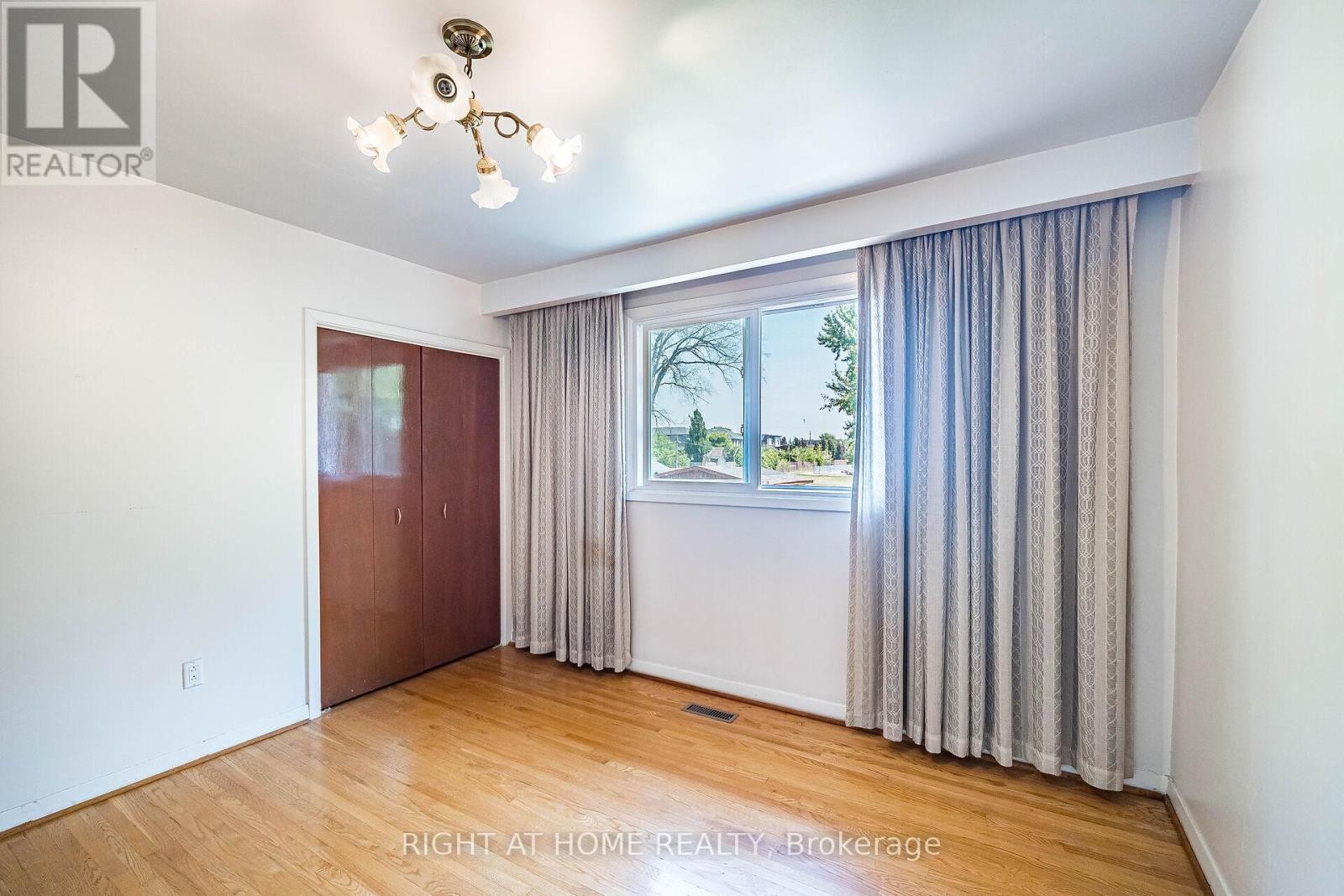 












233 FAYWOOD BOULEVARD

,
Toronto (Clanton Park),




Ontario
M3H2Y3


