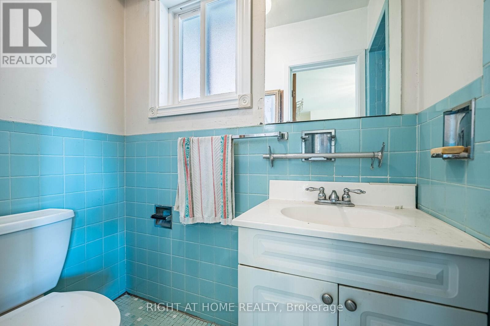 












233 FAYWOOD BOULEVARD

,
Toronto (Clanton Park),




Ontario
M3H2Y3

