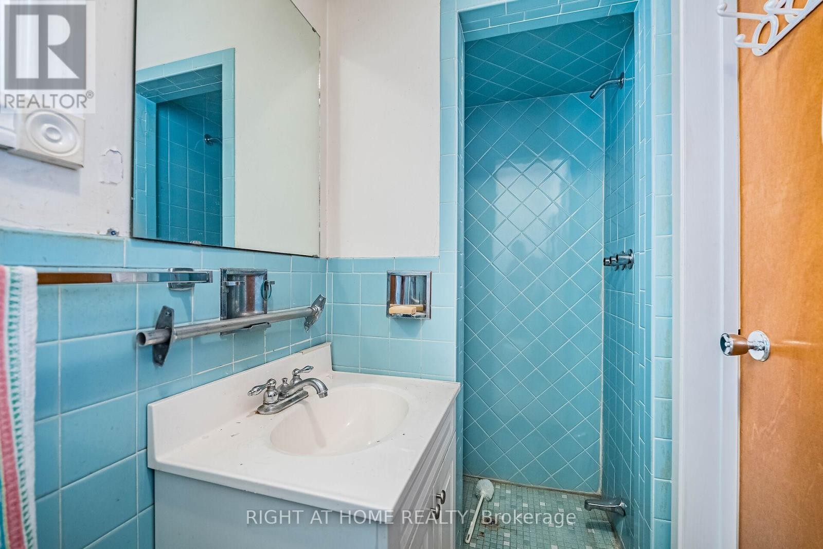 












233 FAYWOOD BOULEVARD

,
Toronto (Clanton Park),




Ontario
M3H2Y3

