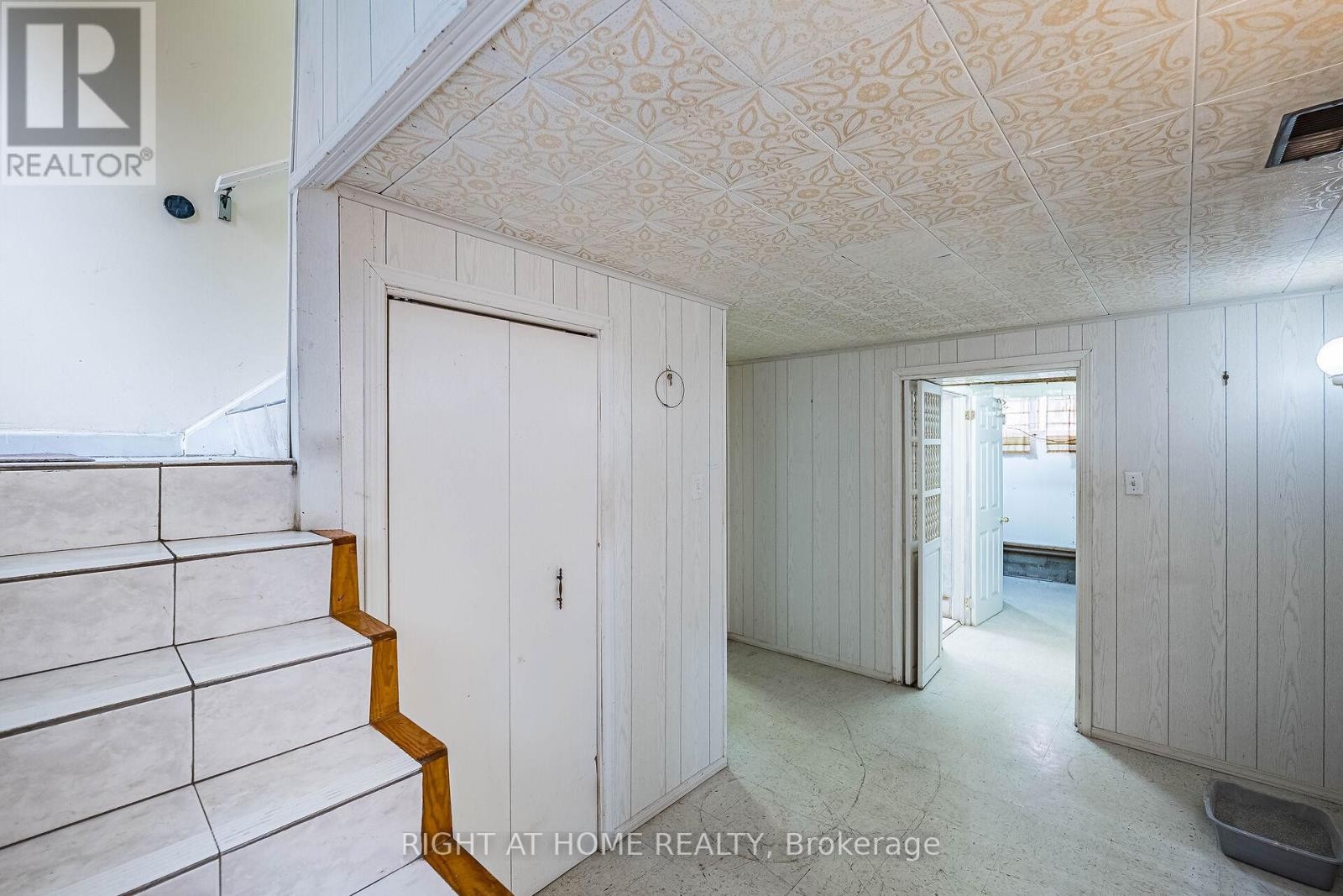 












233 FAYWOOD BOULEVARD

,
Toronto (Clanton Park),




Ontario
M3H2Y3

