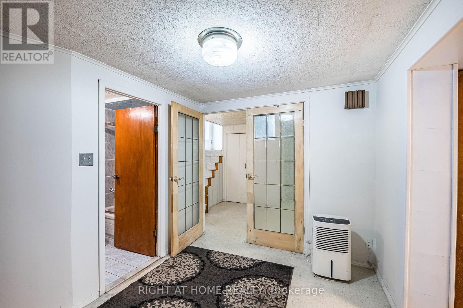 












233 FAYWOOD BOULEVARD

,
Toronto (Clanton Park),




Ontario
M3H2Y3

