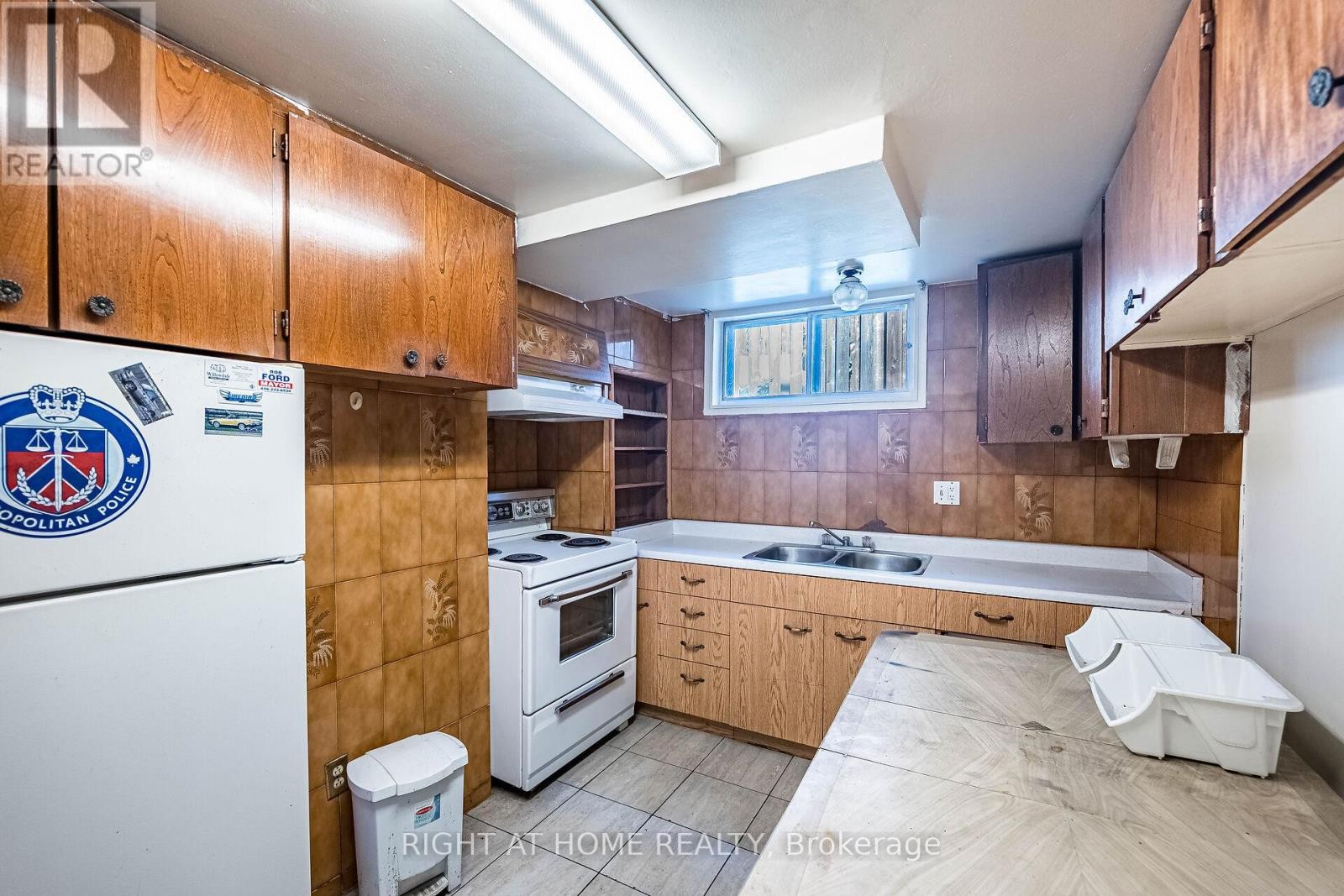 












233 FAYWOOD BOULEVARD

,
Toronto (Clanton Park),




Ontario
M3H2Y3

