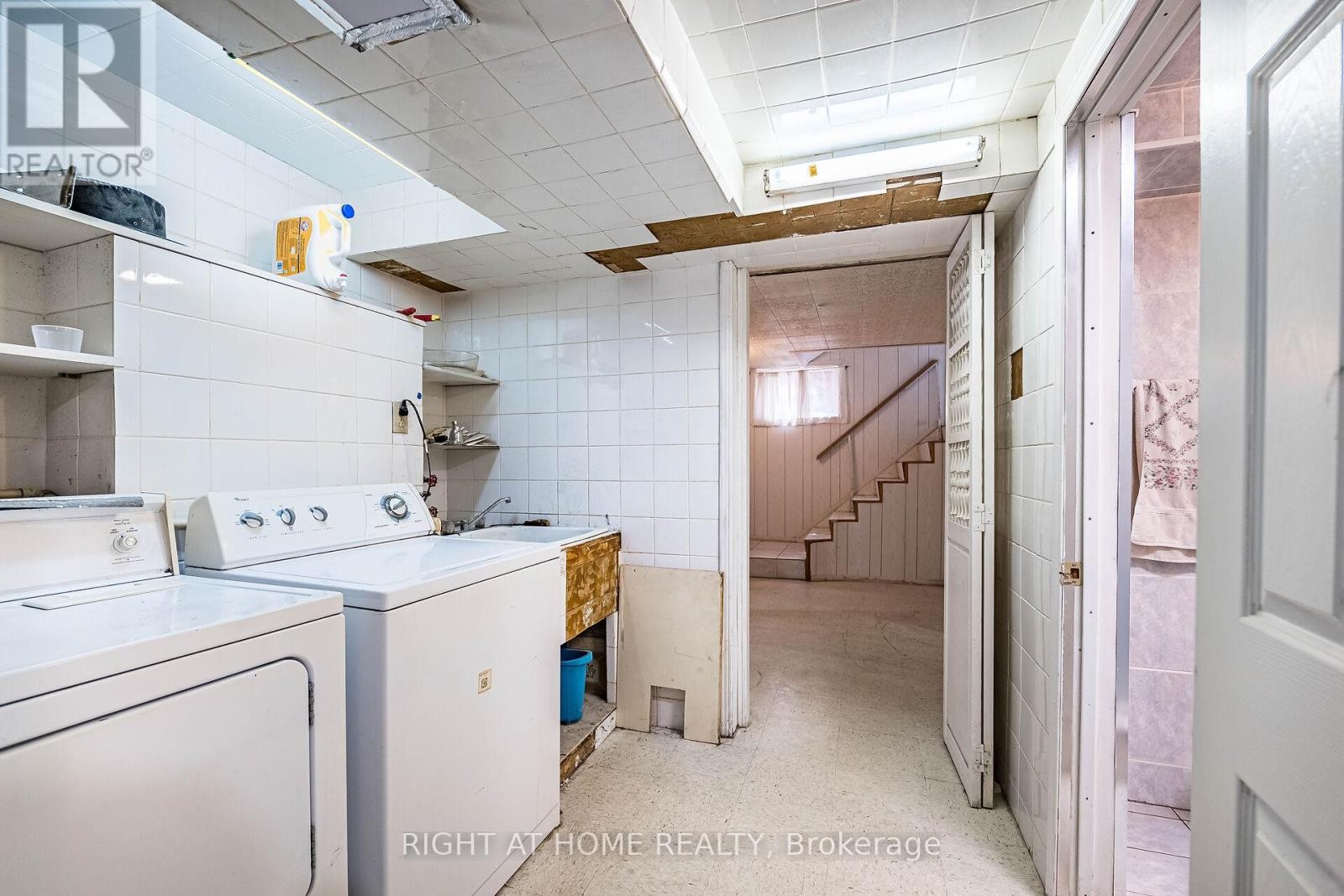 












233 FAYWOOD BOULEVARD

,
Toronto (Clanton Park),




Ontario
M3H2Y3


