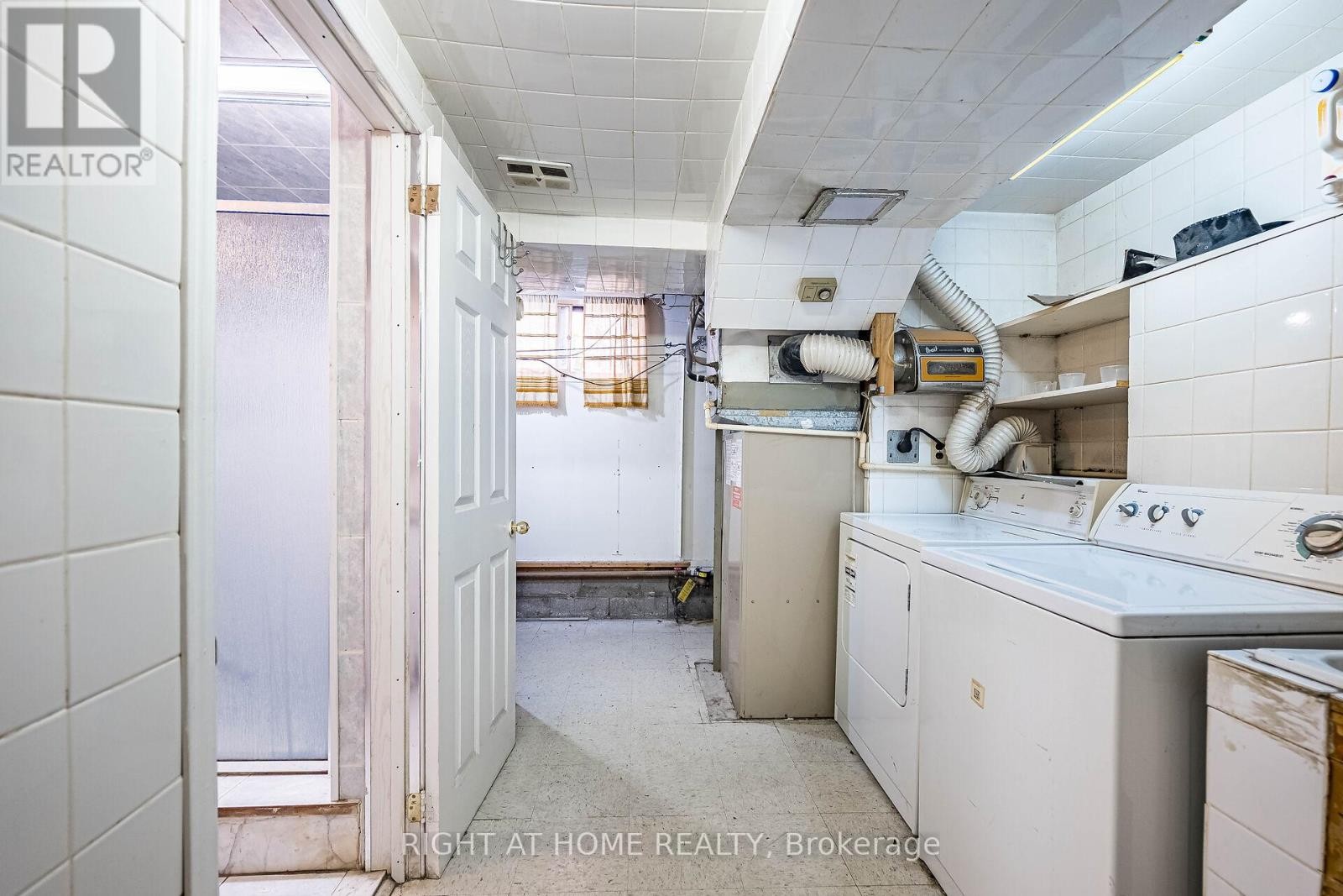 












233 FAYWOOD BOULEVARD

,
Toronto (Clanton Park),




Ontario
M3H2Y3

