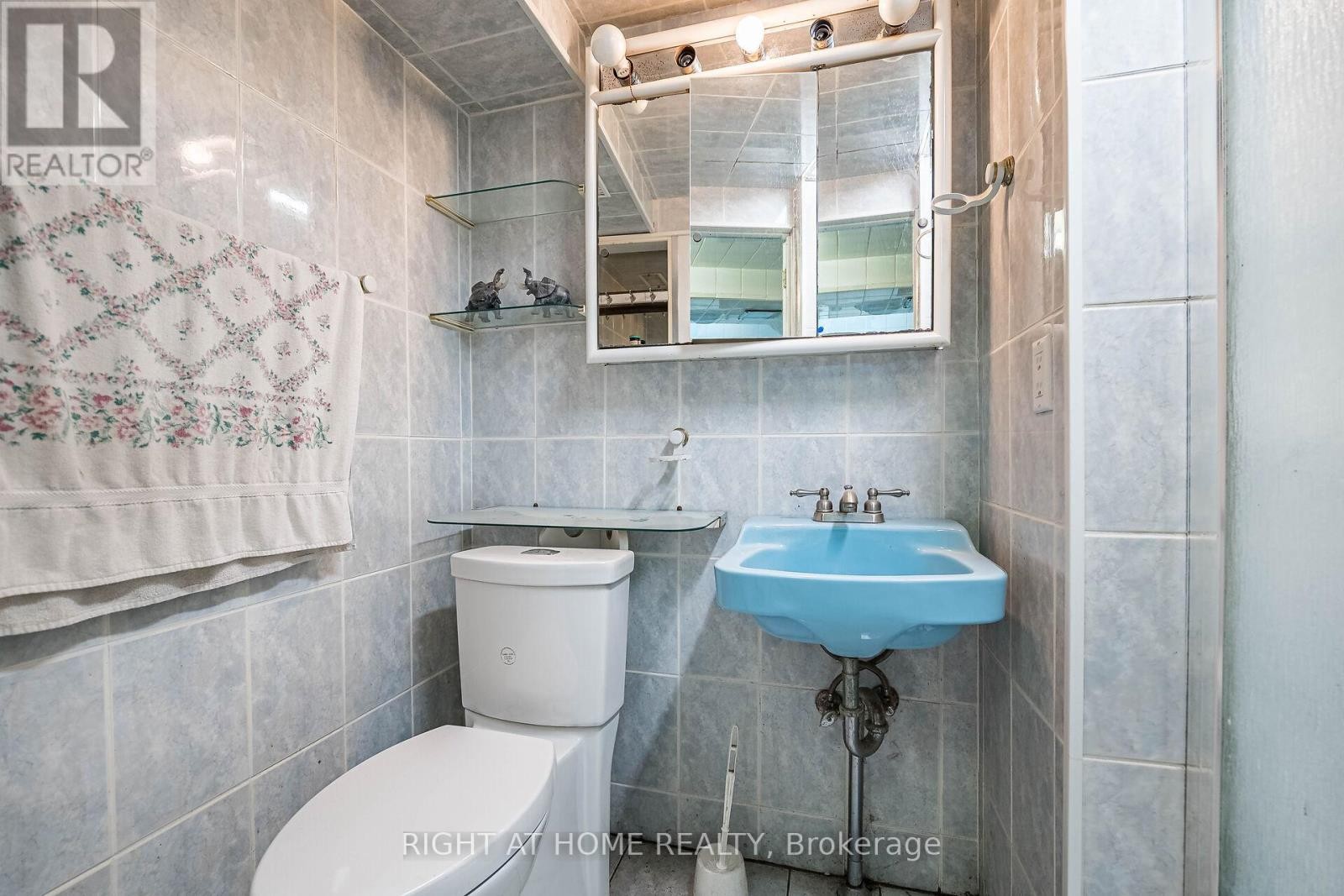 












233 FAYWOOD BOULEVARD

,
Toronto (Clanton Park),




Ontario
M3H2Y3

