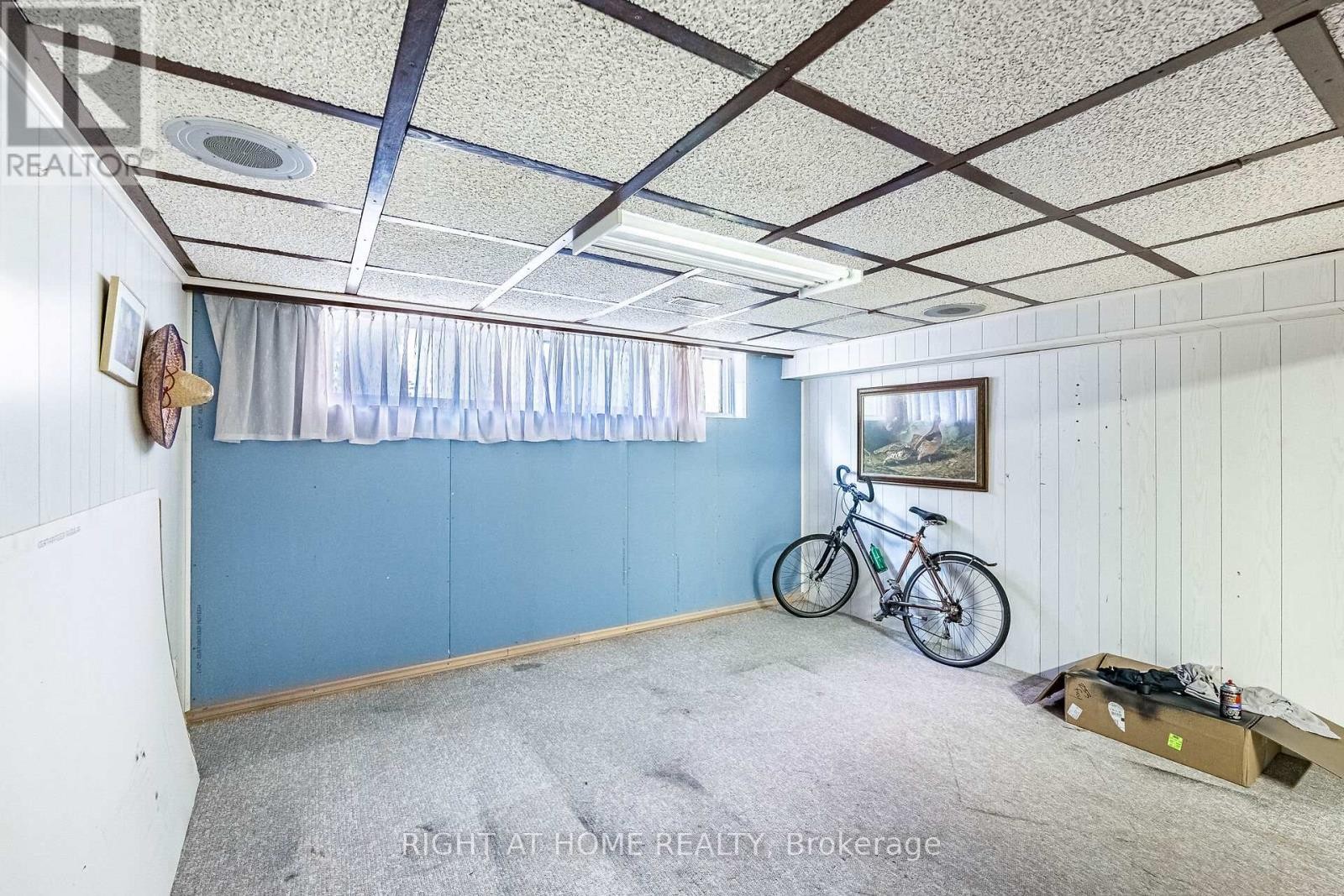 












233 FAYWOOD BOULEVARD

,
Toronto (Clanton Park),




Ontario
M3H2Y3


