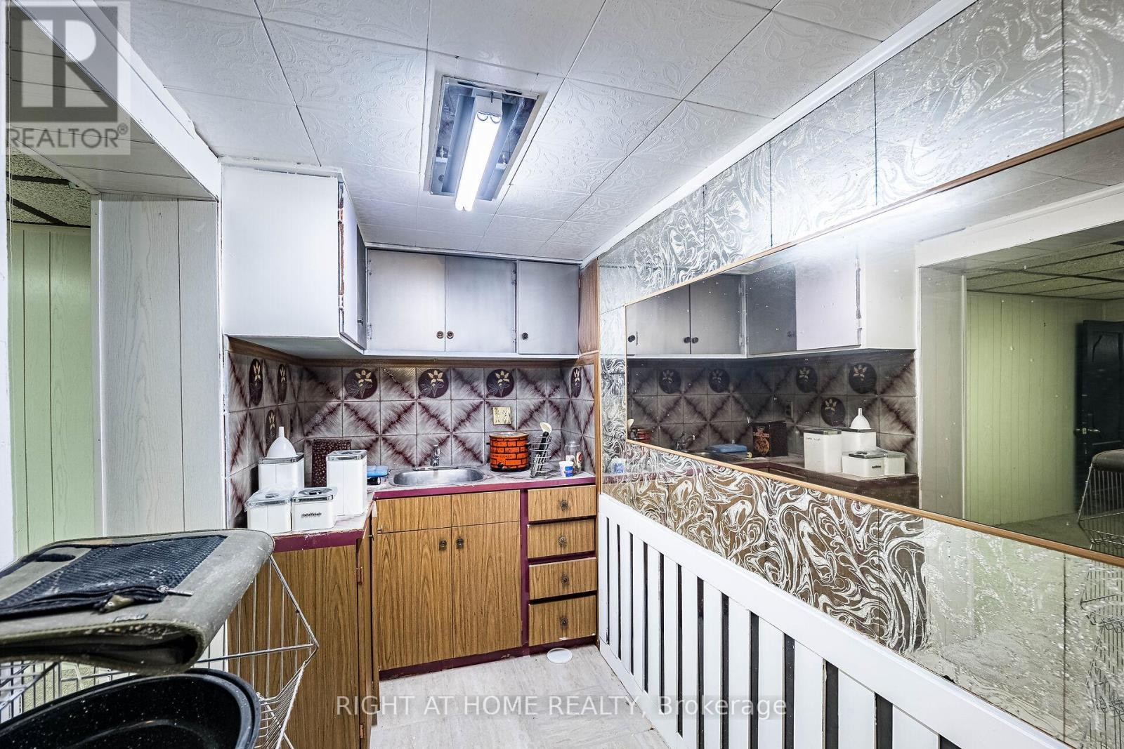 












233 FAYWOOD BOULEVARD

,
Toronto (Clanton Park),




Ontario
M3H2Y3

