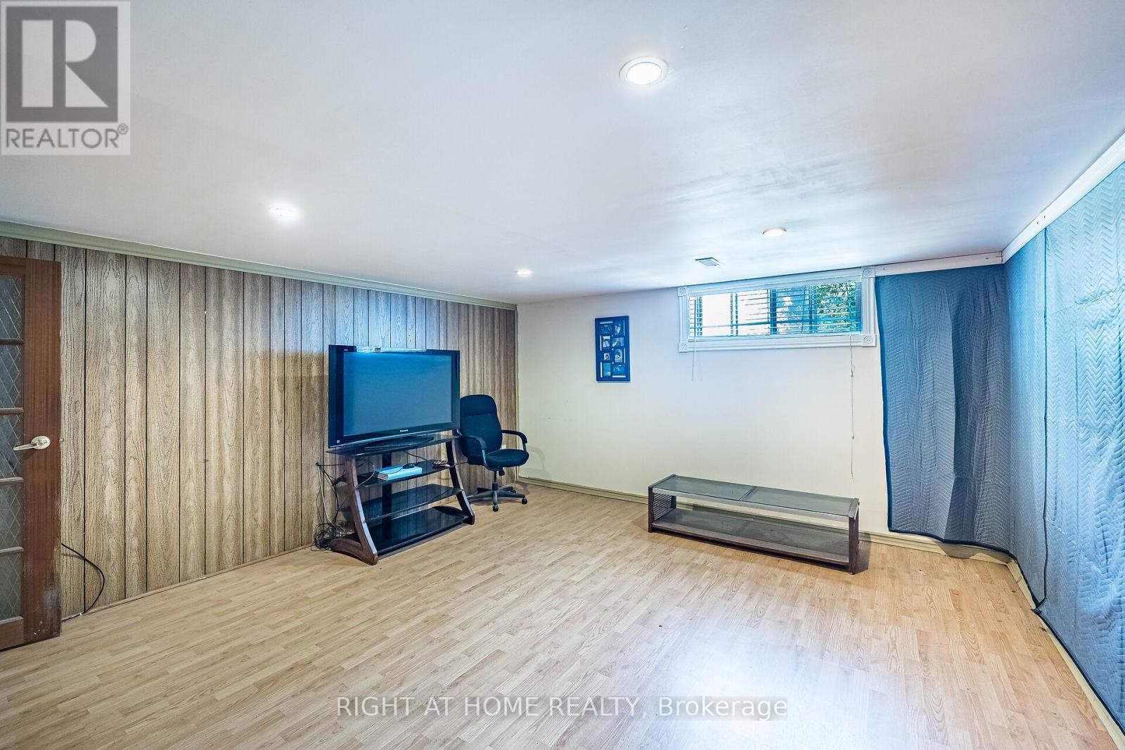 












233 FAYWOOD BOULEVARD

,
Toronto (Clanton Park),




Ontario
M3H2Y3

