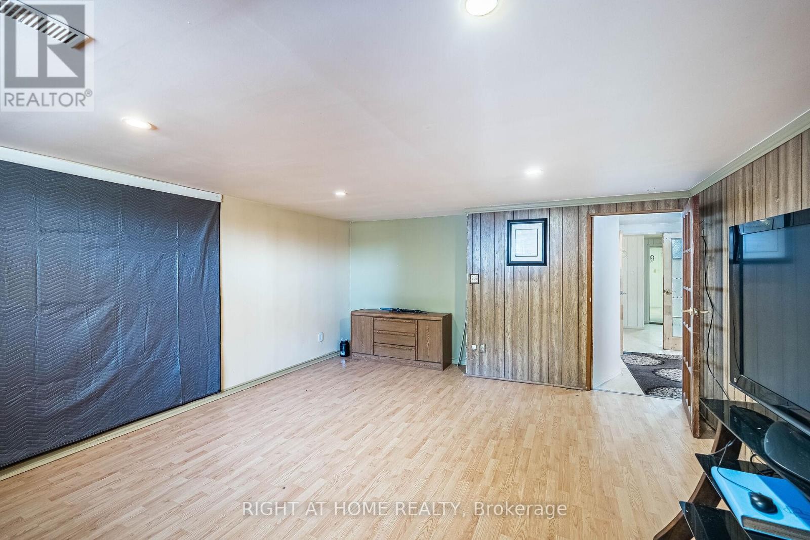 












233 FAYWOOD BOULEVARD

,
Toronto (Clanton Park),




Ontario
M3H2Y3

