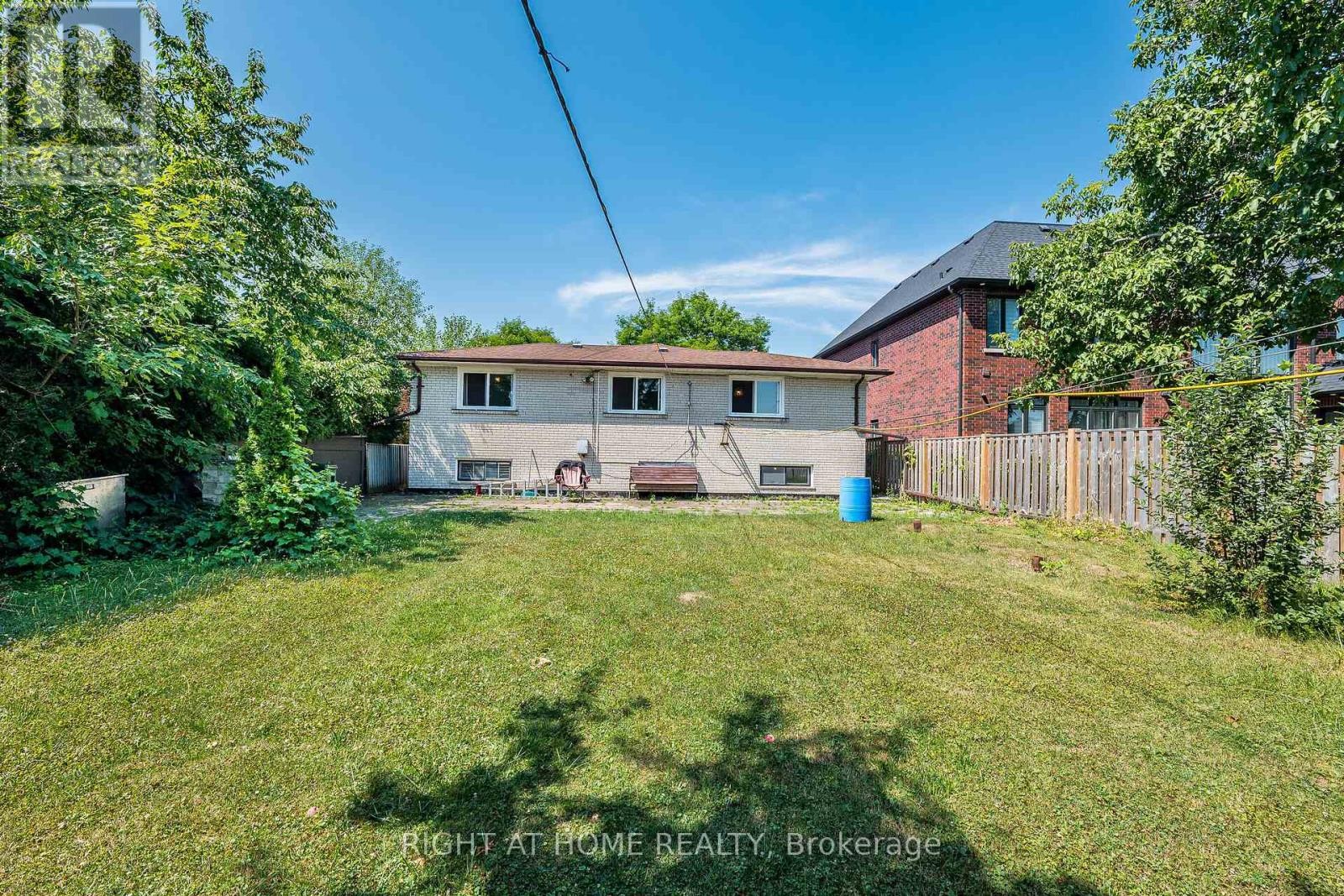 












233 FAYWOOD BOULEVARD

,
Toronto (Clanton Park),




Ontario
M3H2Y3

