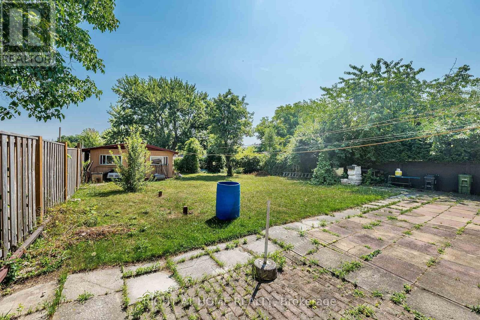 












233 FAYWOOD BOULEVARD

,
Toronto (Clanton Park),




Ontario
M3H2Y3

