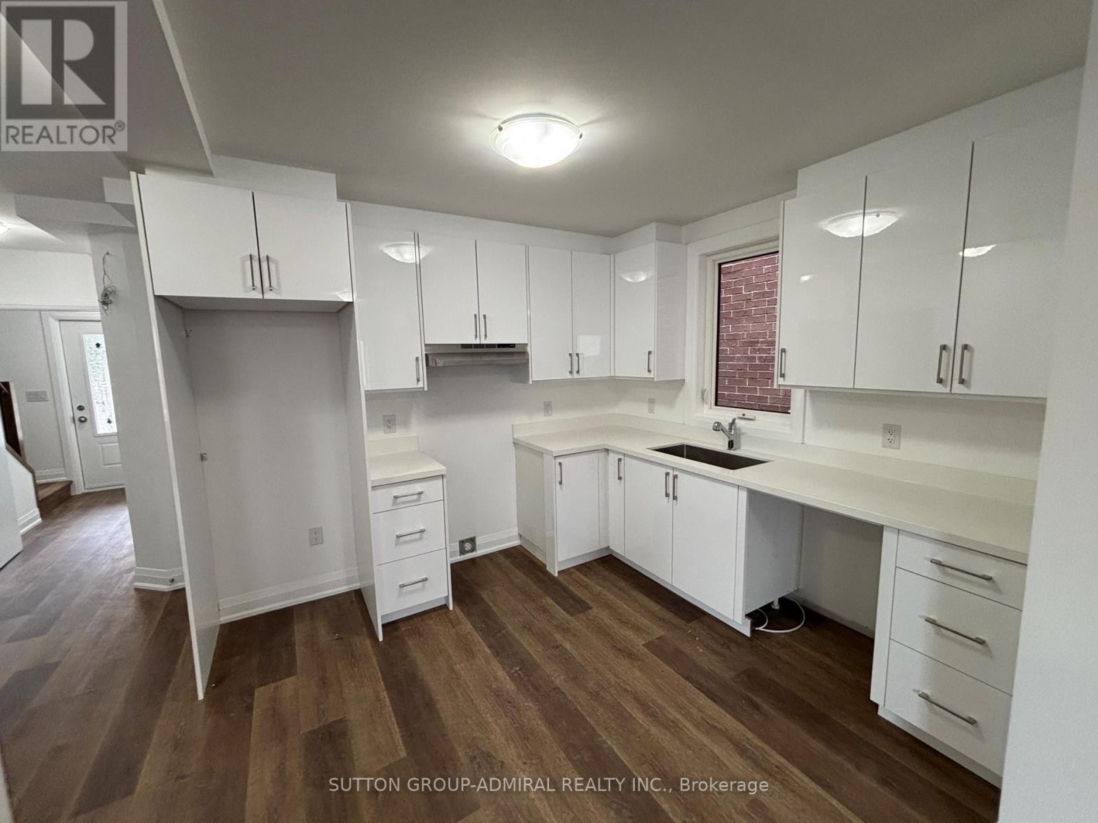 












166 VAUGHAN ROAD

,
Toronto (Humewood-Cedarvale),




Ontario
M6C2M2

